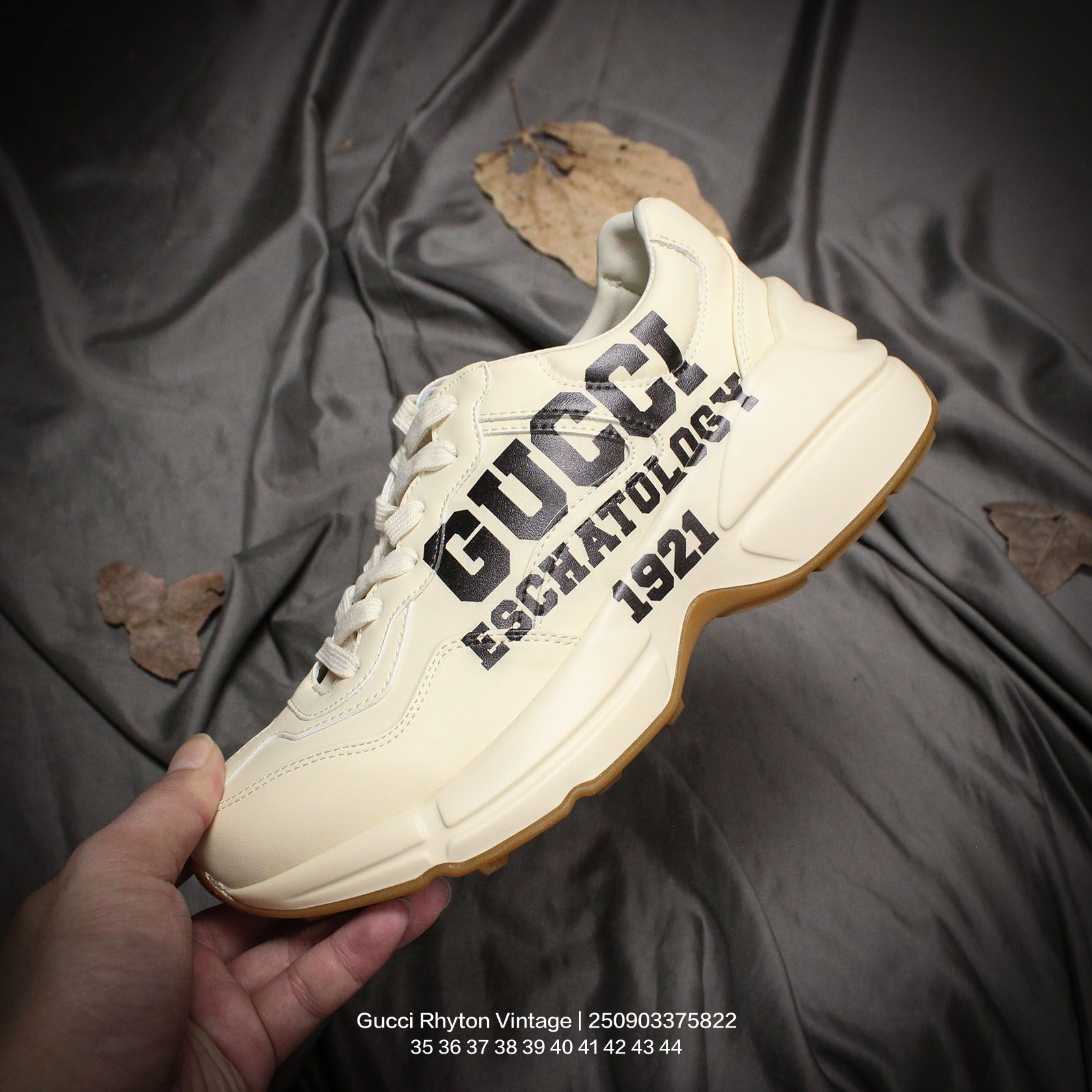 💰160
GUCCI/古驰 男女鞋广东原产,采用进口意大利超软小牛皮鞋面材质,同源一致真丝绸防尘鞋套袋,原装雪梨形超软沙绒纸团,原比值数据开发高弹PU材质中底+双层TPR无缝隙串色技术组合大底 意大利时装奢饰品牌·古驰Gucci Rhyton Vintage"Tigger"皮革角状复古老爹休闲运动慢跑鞋
类型:男女鞋
码数:35 36 37 38 39 40 41 42 43 44
编码:250903375.822