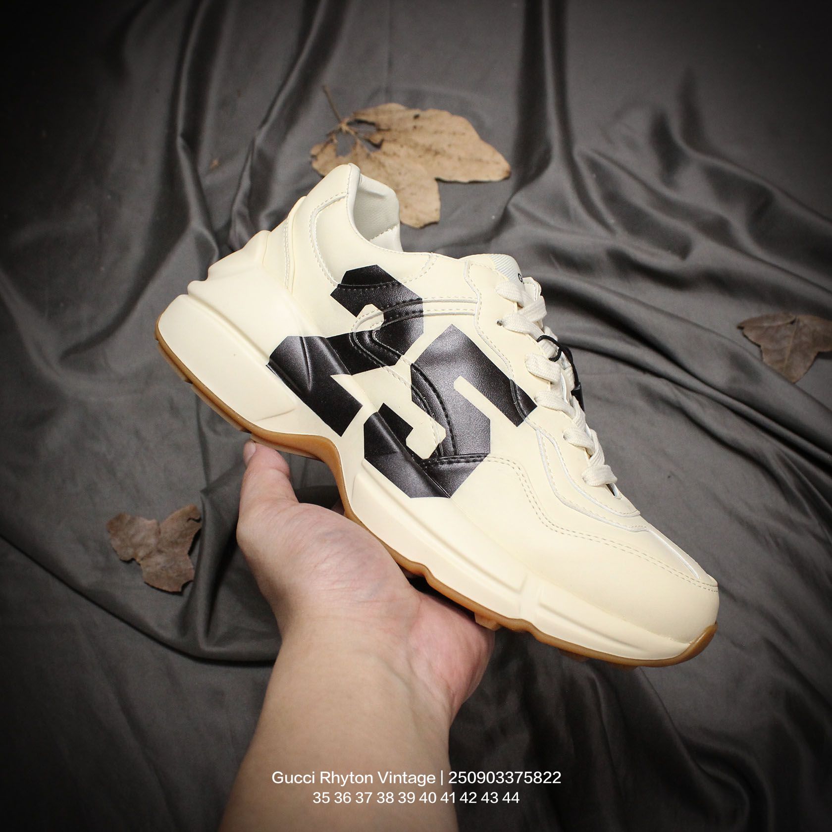 💰160
GUCCI/古驰  男女鞋广东原产，采用进口意大利超软小牛皮鞋面材质，同源一致真丝绸防尘鞋套袋，原装雪梨形超软沙绒纸团，原比值数据开发高弹PU材质中底+双层TPR无缝隙串色技术组合大底 意大利时装奢饰品牌·古驰Gucci Rhyton Vintage"Tigger"皮革角状复古老爹休闲运动慢跑鞋 

类型：男女鞋
码数：35 36 37 38 39 40 41 42 43 44
编码：250903375.822