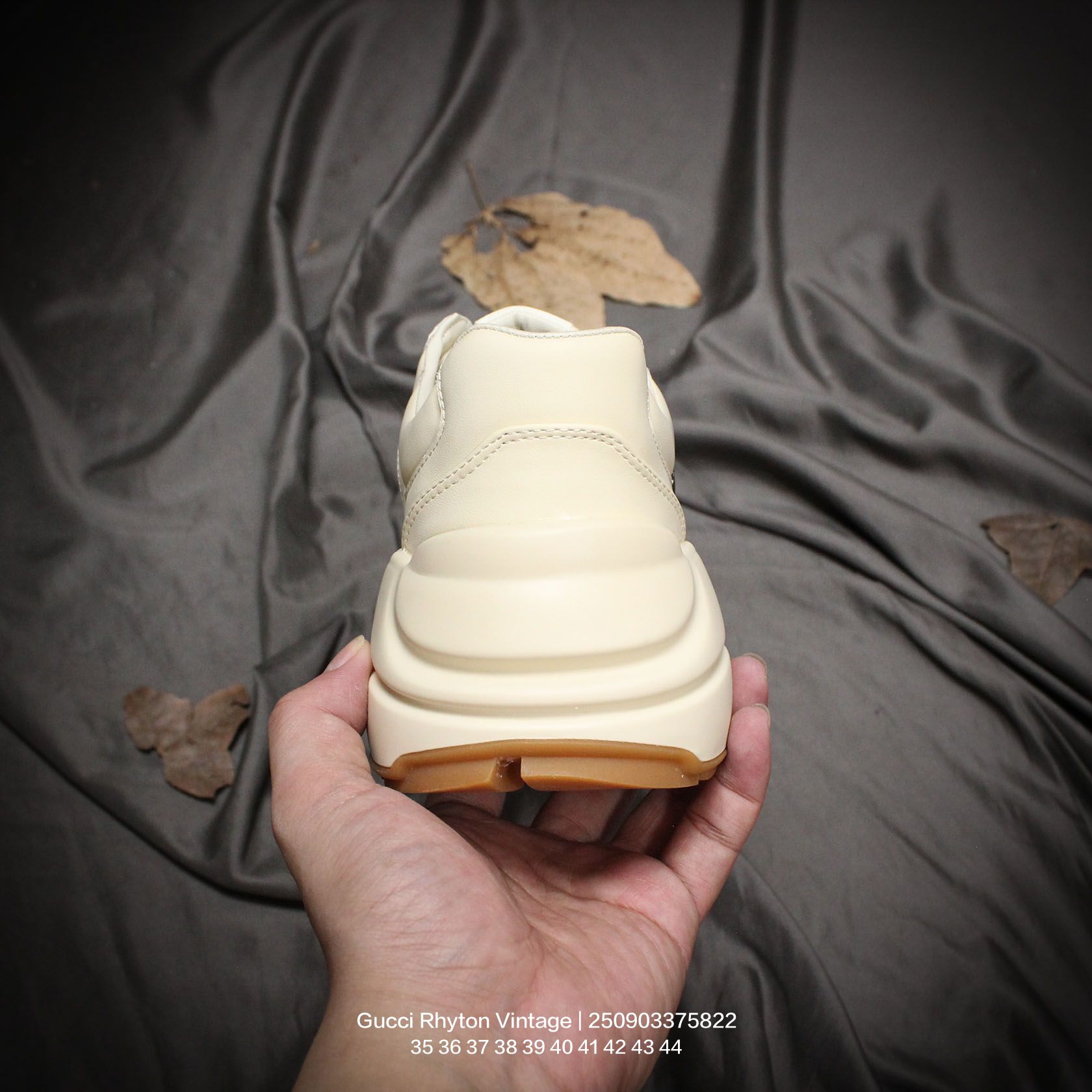 💰160
GUCCI/古驰 男女鞋广东原产,采用进口意大利超软小牛皮鞋面材质,同源一致真丝绸防尘鞋套袋,原装雪梨形超软沙绒纸团,原比值数据开发高弹PU材质中底+双层TPR无缝隙串色技术组合大底 意大利时装奢饰品牌·古驰Gucci Rhyton Vintage"Tigger"皮革角状复古老爹休闲运动慢跑鞋
类型:男女鞋
码数:35 36 37 38 39 40 41 42 43 44
编码:250903375.822