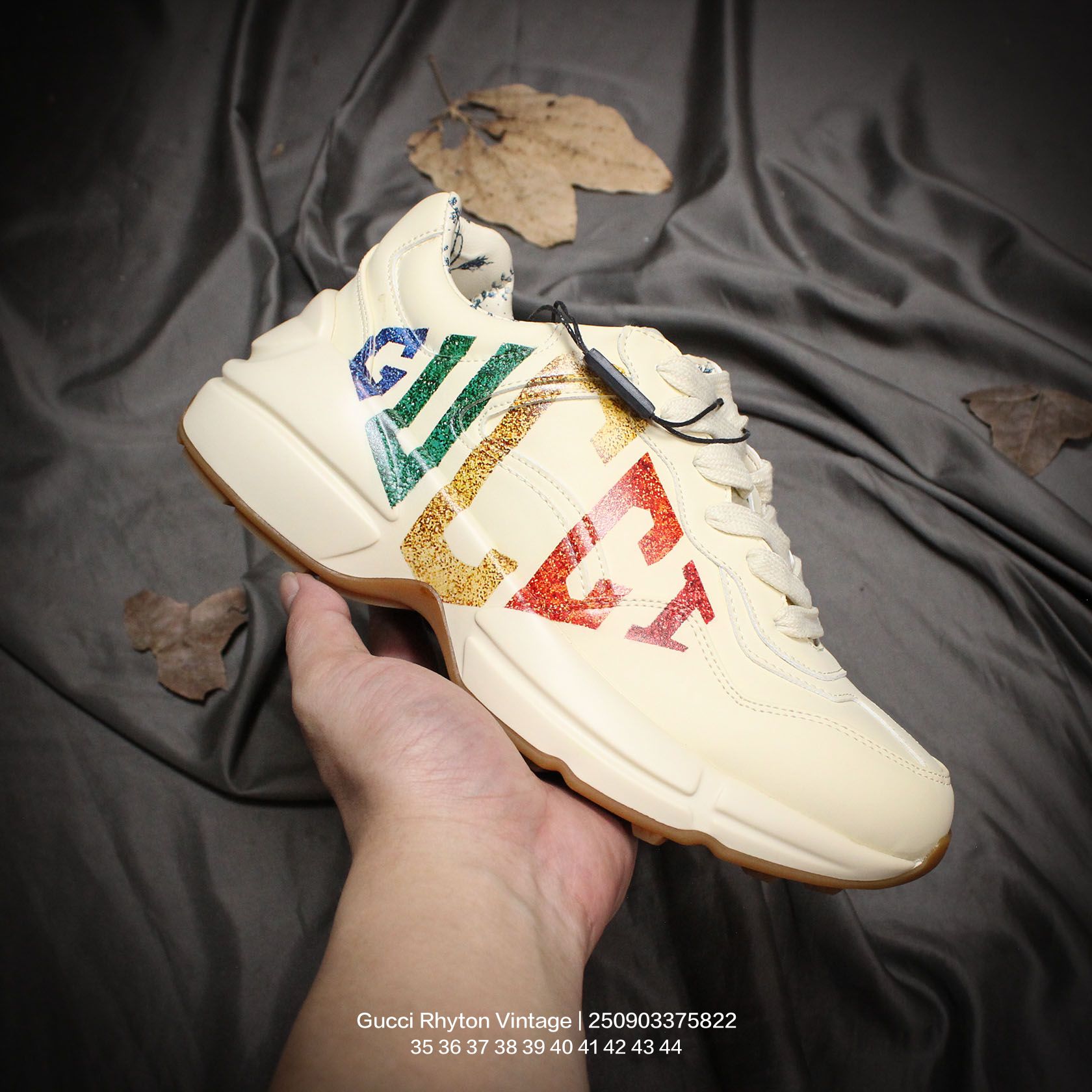 💰160
GUCCI/古驰  男女鞋广东原产，采用进口意大利超软小牛皮鞋面材质，同源一致真丝绸防尘鞋套袋，原装雪梨形超软沙绒纸团，原比值数据开发高弹PU材质中底+双层TPR无缝隙串色技术组合大底 意大利时装奢饰品牌·古驰Gucci Rhyton Vintage"Tigger"皮革角状复古老爹休闲运动慢跑鞋 

类型：男女鞋
码数：35 36 37 38 39 40 41 42 43 44
编码：250903375.822