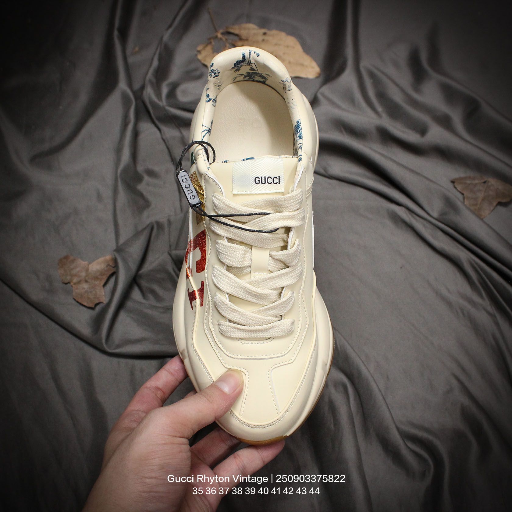 💰160
GUCCI/古驰 男女鞋广东原产,采用进口意大利超软小牛皮鞋面材质,同源一致真丝绸防尘鞋套袋,原装雪梨形超软沙绒纸团,原比值数据开发高弹PU材质中底+双层TPR无缝隙串色技术组合大底 意大利时装奢饰品牌·古驰Gucci Rhyton Vintage"Tigger"皮革角状复古老爹休闲运动慢跑鞋
类型:男女鞋
码数:35 36 37 38 39 40 41 42 43 44
编码:250903375.822