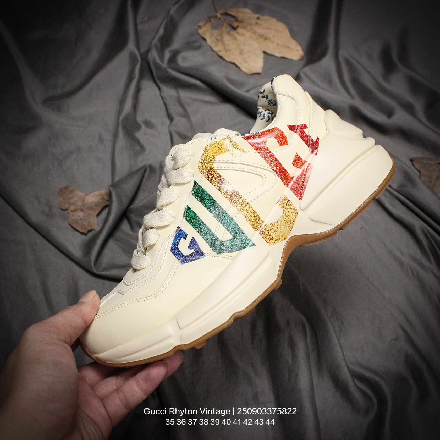 💰160
GUCCI/古驰 男女鞋广东原产,采用进口意大利超软小牛皮鞋面材质,同源一致真丝绸防尘鞋套袋,原装雪梨形超软沙绒纸团,原比值数据开发高弹PU材质中底+双层TPR无缝隙串色技术组合大底 意大利时装奢饰品牌·古驰Gucci Rhyton Vintage"Tigger"皮革角状复古老爹休闲运动慢跑鞋
类型:男女鞋
码数:35 36 37 38 39 40 41 42 43 44
编码:250903375.822