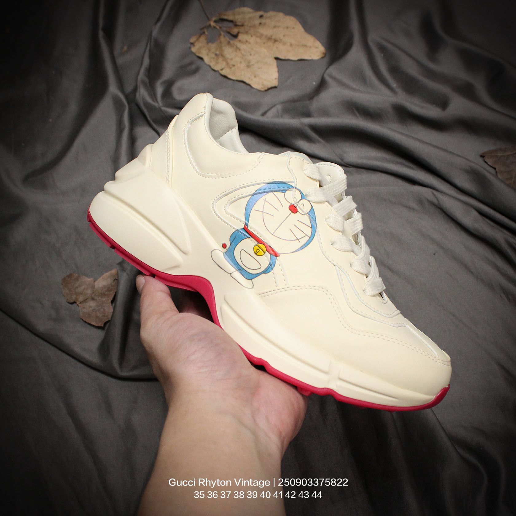 💰160
GUCCI/古驰  男女鞋广东原产，采用进口意大利超软小牛皮鞋面材质，同源一致真丝绸防尘鞋套袋，原装雪梨形超软沙绒纸团，原比值数据开发高弹PU材质中底+双层TPR无缝隙串色技术组合大底 意大利时装奢饰品牌·古驰Gucci Rhyton Vintage"Tigger"皮革角状复古老爹休闲运动慢跑鞋 

类型：男女鞋
码数：35 36 37 38 39 40 41 42 43 44
编码：250903375.822