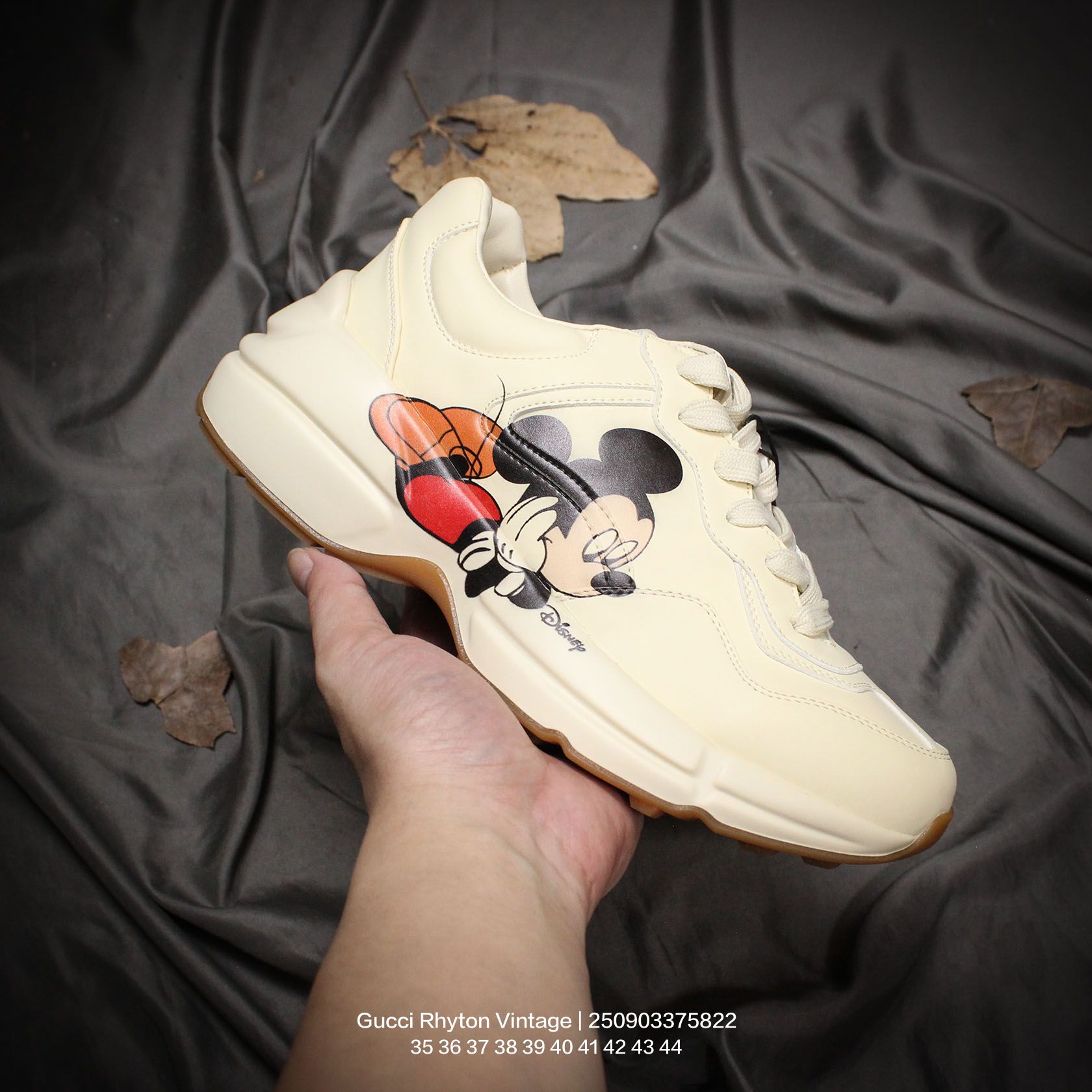 💰160
GUCCI/古驰  男女鞋广东原产，采用进口意大利超软小牛皮鞋面材质，同源一致真丝绸防尘鞋套袋，原装雪梨形超软沙绒纸团，原比值数据开发高弹PU材质中底+双层TPR无缝隙串色技术组合大底 意大利时装奢饰品牌·古驰Gucci Rhyton Vintage"Tigger"皮革角状复古老爹休闲运动慢跑鞋 

类型：男女鞋
码数：35 36 37 38 39 40 41 42 43 44
编码：250903375.822