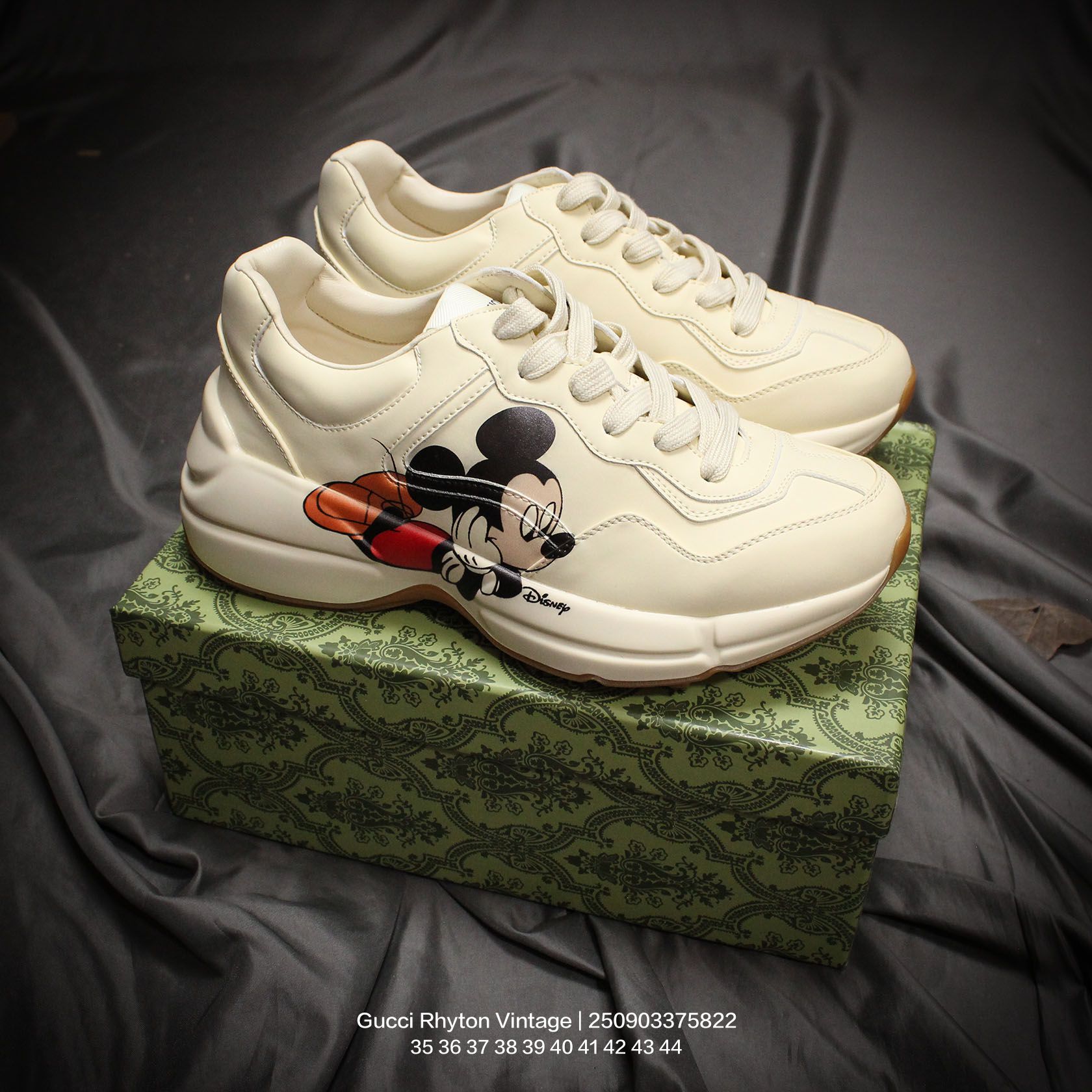 🈴💰160
GUCCI/古驰  男女鞋广东原产，采用进口意大利超软小牛皮鞋面材质，同源一致真丝绸防尘鞋套袋，原装雪梨形超软沙绒纸团，原比值数据开发高弹PU材质中底+双层TPR无缝隙串色技术组合大底 意大利时装奢饰品牌·古驰Gucci Rhyton Vintage"Tigger"皮革角状复古老爹休闲运动慢跑鞋 

类型：男女鞋
码数：35 36 37 38 39 40 41 42 43 44
编码：250903375.822