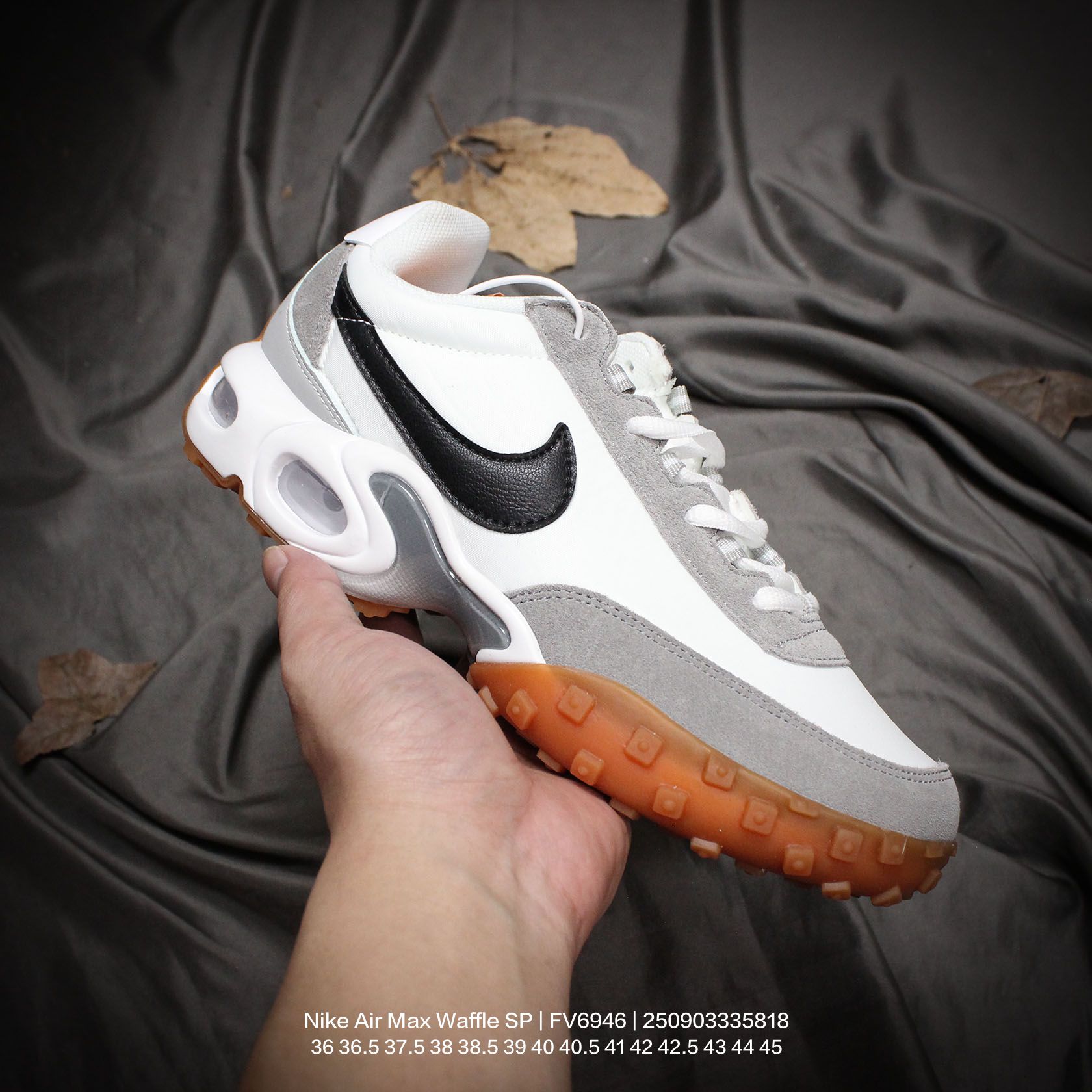 💰120
Nike/耐克 男女鞋半码制,采用采用翻毛皮组合牛津布鞋面材质,前后高弹PU缓震中底组合Air气垫装置,外置防滑耐磨橡胶外底❗️华夫鞋,新成员,新颜色!耐克Nike Air Max Waffle SP"Black White"气垫华夫混合系列低帮气垫复古百搭休闲运动慢跑鞋 FV6946
类型:男女鞋
码数:36 36.5 37.5 38 38.5 39 40 40.5 41 42 42.5 43 44 45
编码:250903335.818