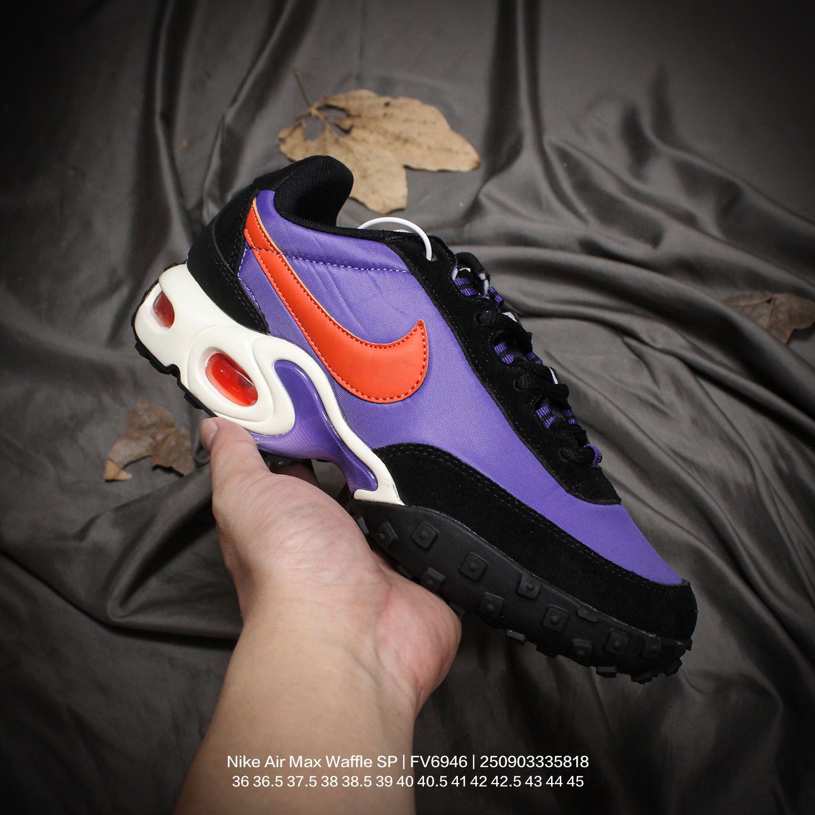 💰120
Nike/耐克 男女鞋半码制,采用采用翻毛皮组合牛津布鞋面材质,前后高弹PU缓震中底组合Air气垫装置,外置防滑耐磨橡胶外底❗️华夫鞋,新成员,新颜色!耐克Nike Air Max Waffle SP"Black White"气垫华夫混合系列低帮气垫复古百搭休闲运动慢跑鞋 FV6946
类型:男女鞋
码数:36 36.5 37.5 38 38.5 39 40 40.5 41 42 42.5 43 44 45
编码:250903335.818