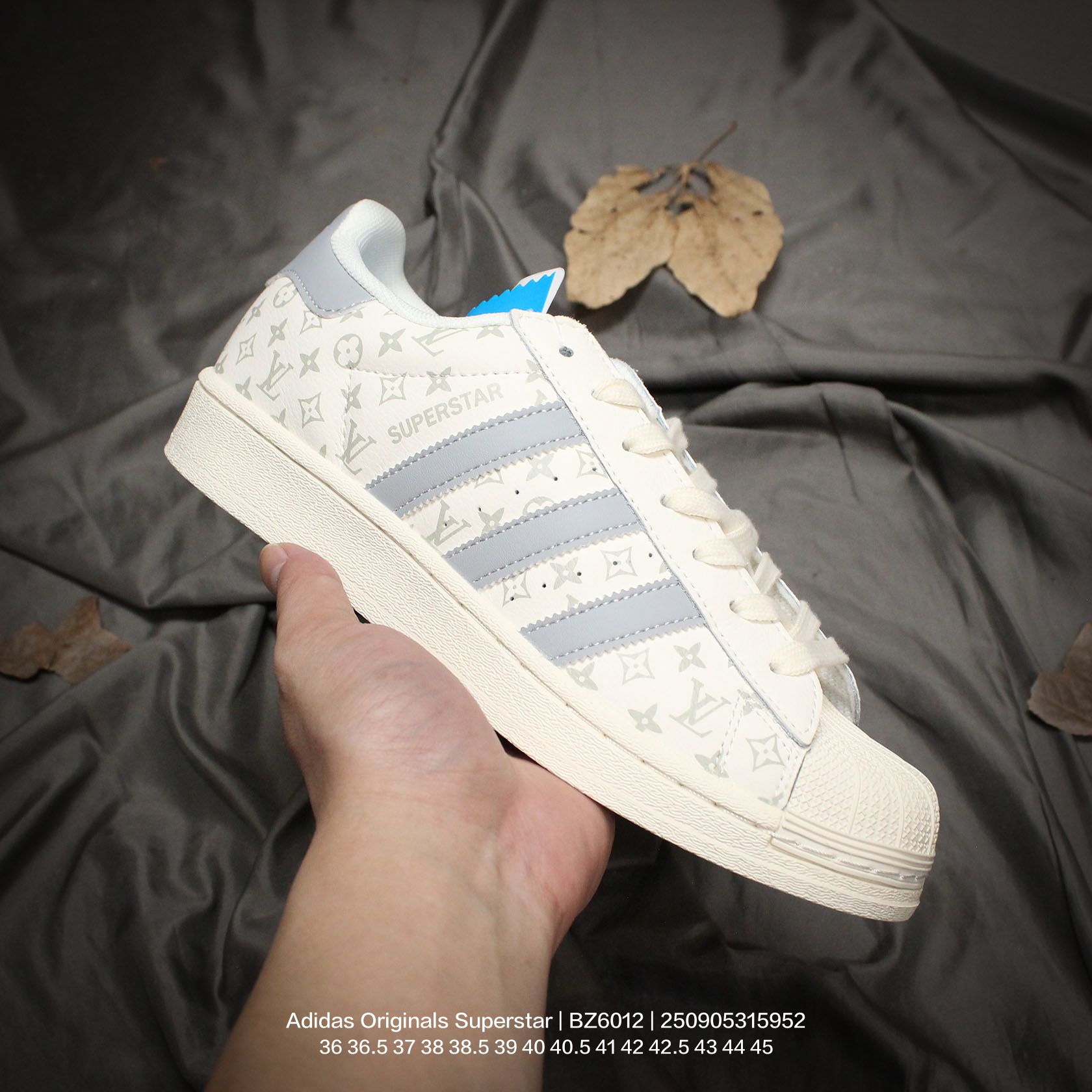 💰100
Adidas/阿迪达斯 男女鞋真标半码制，升级原楦原纸版开发，采用荔枝纹牛剖革鞋面材质，2020改良全包围鞋垫，正确2020版鞋底模具及扇贝头盖片❗创意定制配色,法国顶级高奢品牌·路易威登Louis Vuitton x Adidas Originals Superstar"LV Monogram"经典贝壳头系列低帮百搭休闲运动板鞋 BZ6012

类型：男女鞋
码数：36 36.5 37 38 38.5 39 40 40.5 41 42 42.5 43 44 45
编码：250905315.952