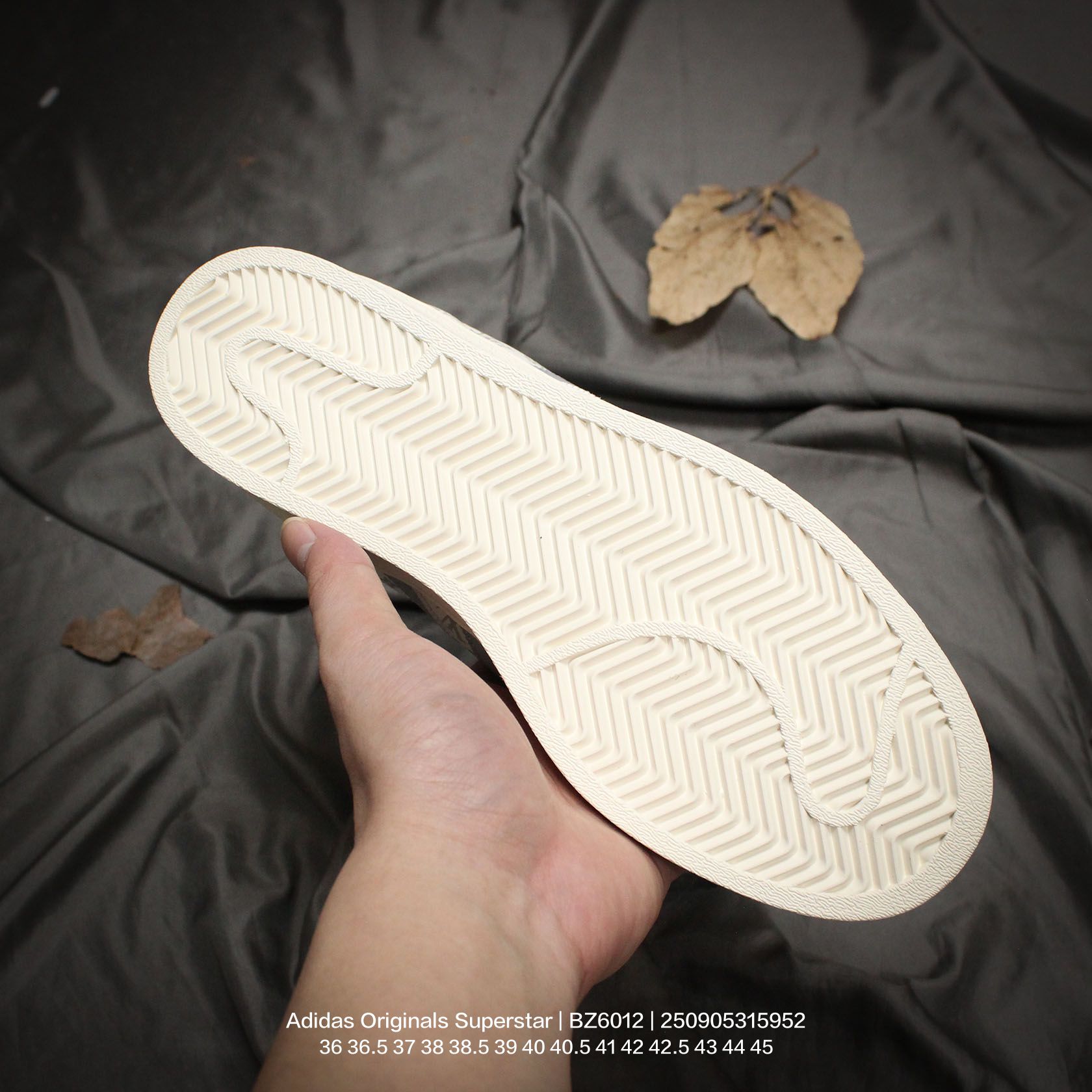 💰100
Adidas/阿迪达斯 男女鞋真标半码制,升级原楦原纸版开发,采用荔枝纹牛剖革鞋面材质,2020改良全包围鞋垫,正确2020版鞋底模具及扇贝头盖片❗创意定制配色,法国顶级高奢品牌·路易威登Louis Vuitton x Adidas Originals Superstar"LV Monogram"经典贝壳头系列低帮百搭休闲运动板鞋 BZ6012
类型:男女鞋
码数:36 36.5 37 38 38.5 39 40 40.5 41 42 42.5 43 44 45
编码:250905315.952