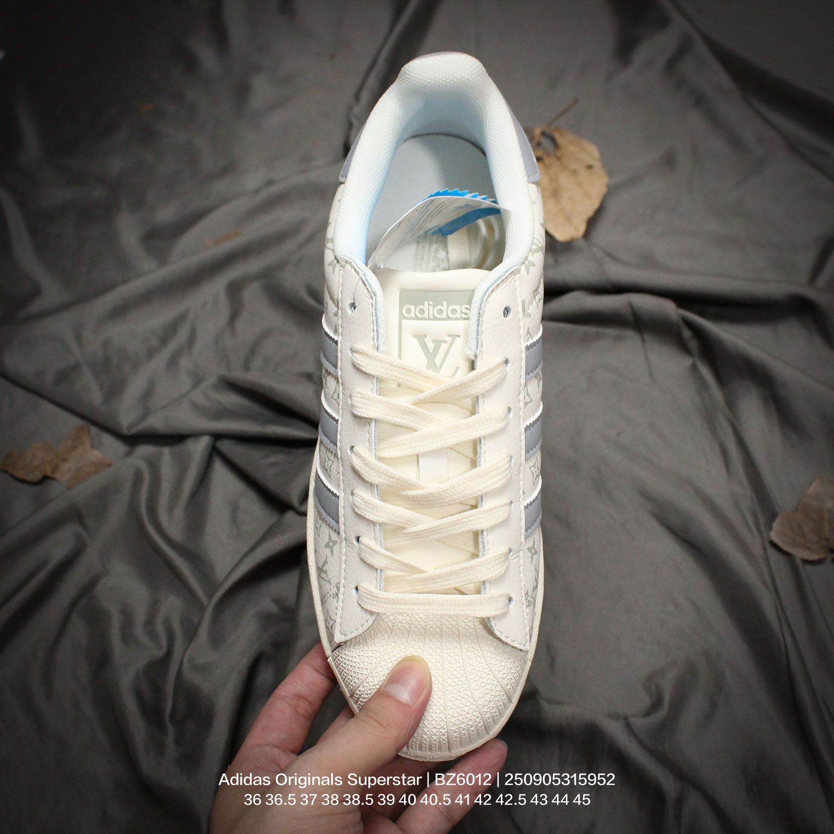 💰100
Adidas/阿迪达斯 男女鞋真标半码制,升级原楦原纸版开发,采用荔枝纹牛剖革鞋面材质,2020改良全包围鞋垫,正确2020版鞋底模具及扇贝头盖片❗创意定制配色,法国顶级高奢品牌·路易威登Louis Vuitton x Adidas Originals Superstar"LV Monogram"经典贝壳头系列低帮百搭休闲运动板鞋 BZ6012
类型:男女鞋
码数:36 36.5 37 38 38.5 39 40 40.5 41 42 42.5 43 44 45
编码:250905315.952