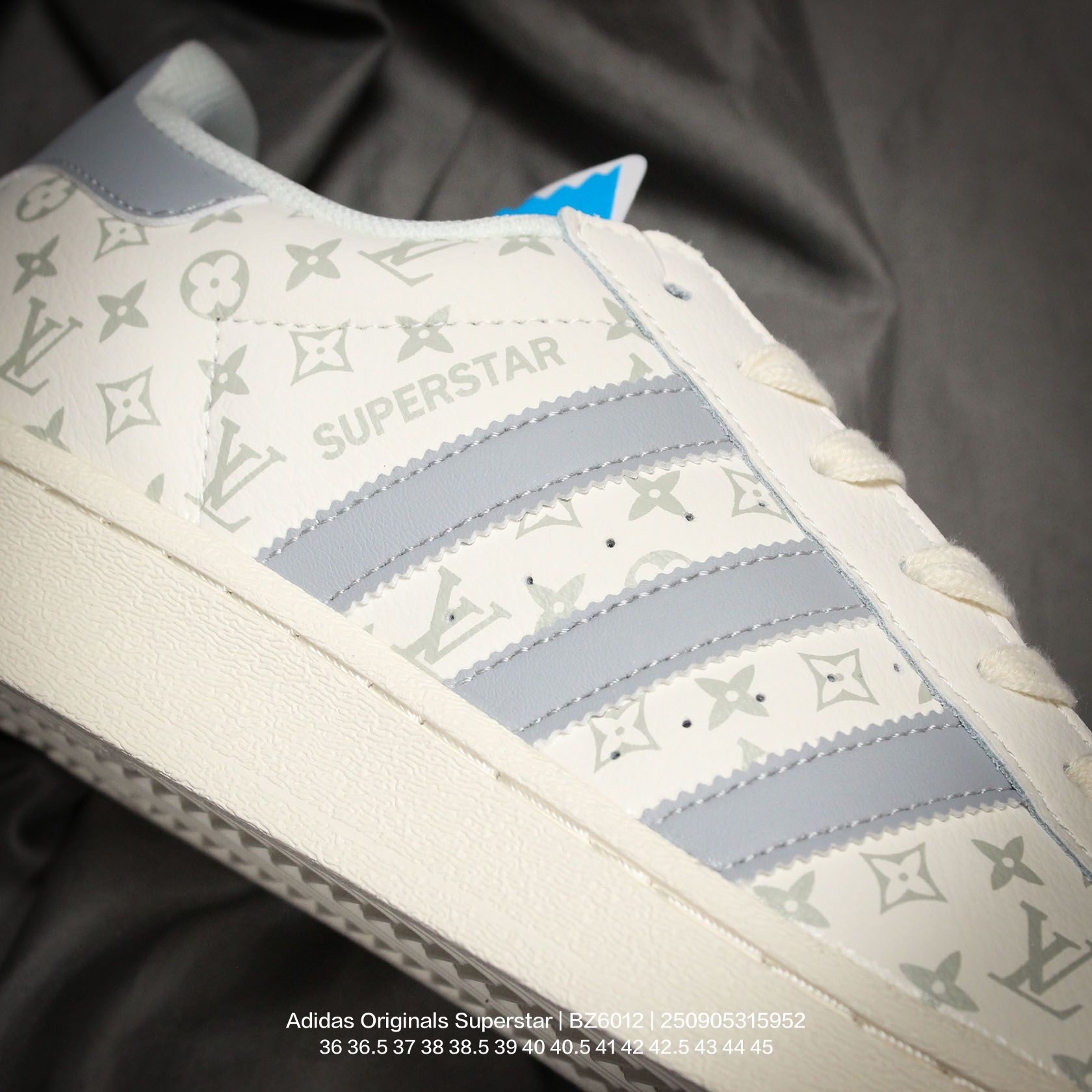 💰100
Adidas/阿迪达斯 男女鞋真标半码制,升级原楦原纸版开发,采用荔枝纹牛剖革鞋面材质,2020改良全包围鞋垫,正确2020版鞋底模具及扇贝头盖片❗创意定制配色,法国顶级高奢品牌·路易威登Louis Vuitton x Adidas Originals Superstar"LV Monogram"经典贝壳头系列低帮百搭休闲运动板鞋 BZ6012
类型:男女鞋
码数:36 36.5 37 38 38.5 39 40 40.5 41 42 42.5 43 44 45
编码:250905315.952