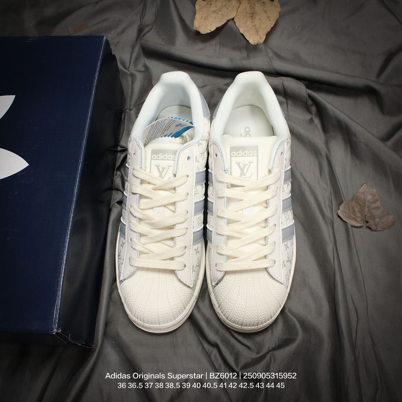 💰100
Adidas/阿迪达斯 男女鞋真标半码制,升级原楦原纸版开发,采用荔枝纹牛剖革鞋面材质,2020改良全包围鞋垫,正确2020版鞋底模具及扇贝头盖片❗创意定制配色,法国顶级高奢品牌·路易威登Louis Vuitton x Adidas Originals Superstar"LV Monogram"经典贝壳头系列低帮百搭休闲运动板鞋 BZ6012
类型:男女鞋
码数:36 36.5 37 38 38.5 39 40 40.5 41 42 42.5 43 44 45
编码:250905315.952