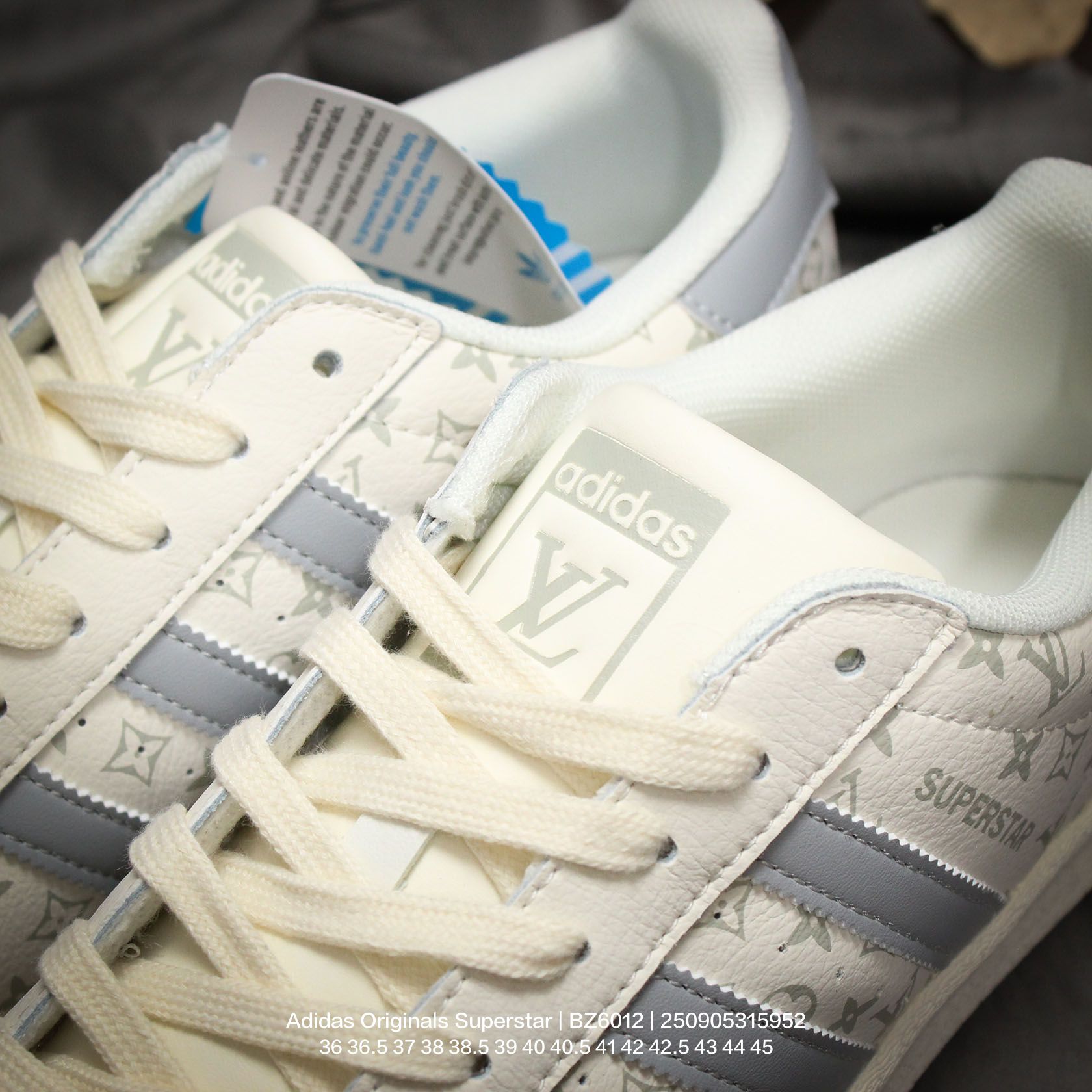 💰100
Adidas/阿迪达斯 男女鞋真标半码制,升级原楦原纸版开发,采用荔枝纹牛剖革鞋面材质,2020改良全包围鞋垫,正确2020版鞋底模具及扇贝头盖片❗创意定制配色,法国顶级高奢品牌·路易威登Louis Vuitton x Adidas Originals Superstar"LV Monogram"经典贝壳头系列低帮百搭休闲运动板鞋 BZ6012
类型:男女鞋
码数:36 36.5 37 38 38.5 39 40 40.5 41 42 42.5 43 44 45
编码:250905315.952