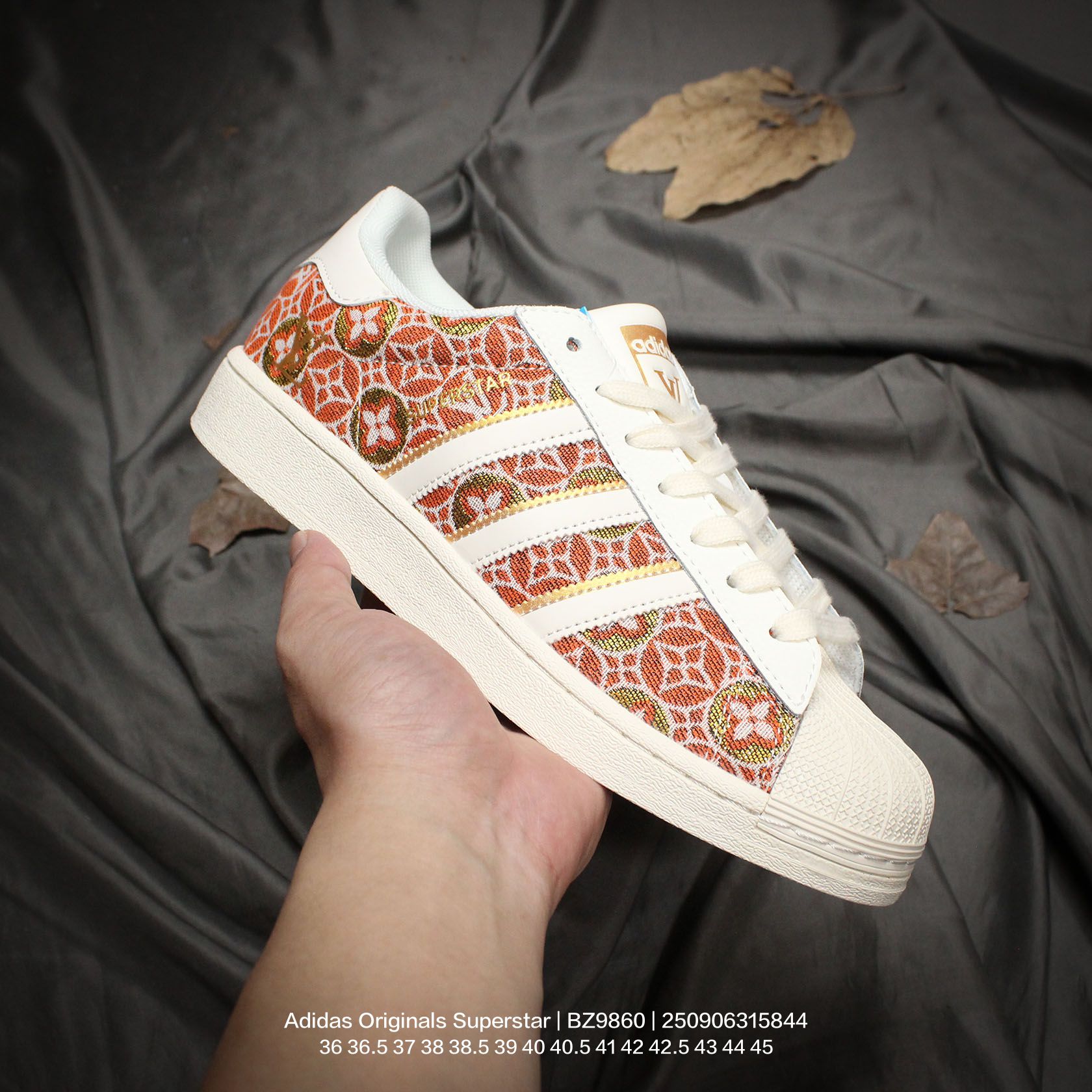 💰100
Adidas/阿迪达斯 男女鞋真标半码制，升级原楦原纸版开发，采用荔枝纹牛剖革鞋面材质，2020改良全包围鞋垫，正确2020版鞋底模具及扇贝头盖片❗创意定制配色,法国顶级高奢品牌·路易威登Louis Vuitton x Adidas Originals Superstar"LV Monogram"经典贝壳头系列低帮百搭休闲运动板鞋 BZ9860

类型：男女鞋
码数：36 36.5 37 38 38.5 39 40 40.5 41 42 42.5 43 44 45
编码：250906315.844