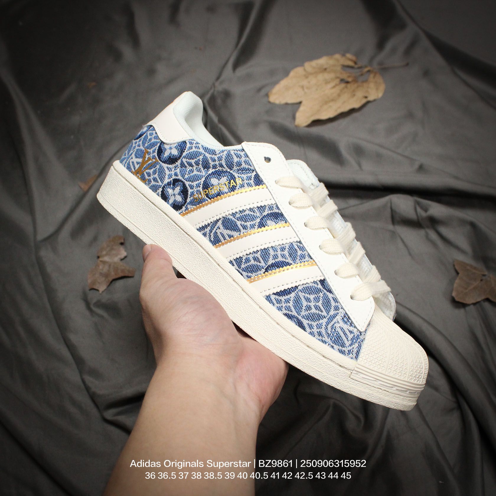 💰100
Adidas/阿迪达斯 男女鞋真标半码制，升级原楦原纸版开发，采用荔枝纹牛剖革鞋面材质，2020改良全包围鞋垫，正确2020版鞋底模具及扇贝头盖片❗创意定制配色,法国顶级高奢品牌·路易威登Louis Vuitton x Adidas Originals Superstar"LV Monogram"经典贝壳头系列低帮百搭休闲运动板鞋 BZ9861

类型：男女鞋
码数：36 36.5 37 38 38.5 39 40 40.5 41 42 42.5 43 44 45
编码：250906315.952