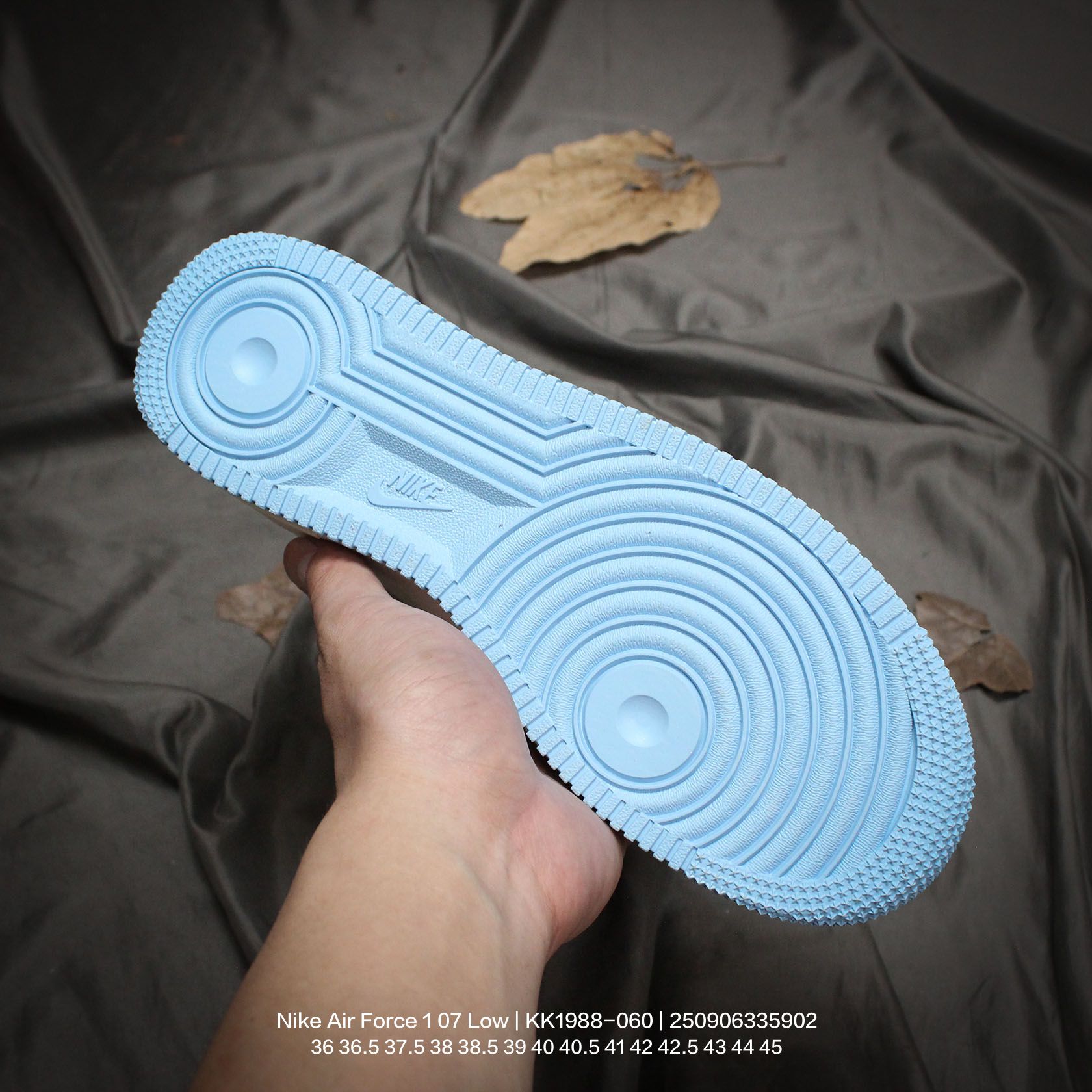 💰120
Nike/耐克 男女鞋真标半码制,原楦原纸版开发版型,采用软质荔枝纹牛剖皮革鞋面材质,内置全掌Air Sole气垫❗创意定制配色,定制联名奇幻动画电影《哪吒2》x Nike Air Force 1 07 Low"Ao Bing"空军一号经典低帮百搭休闲运动板鞋“米白蓝敖丙印花涂鸦 KK1988-060
类型:男女鞋
码数:36 36.5 37.5 38 38.5 39 40 40.5 41 42 42.5 43 44 45
编码:250906335.902