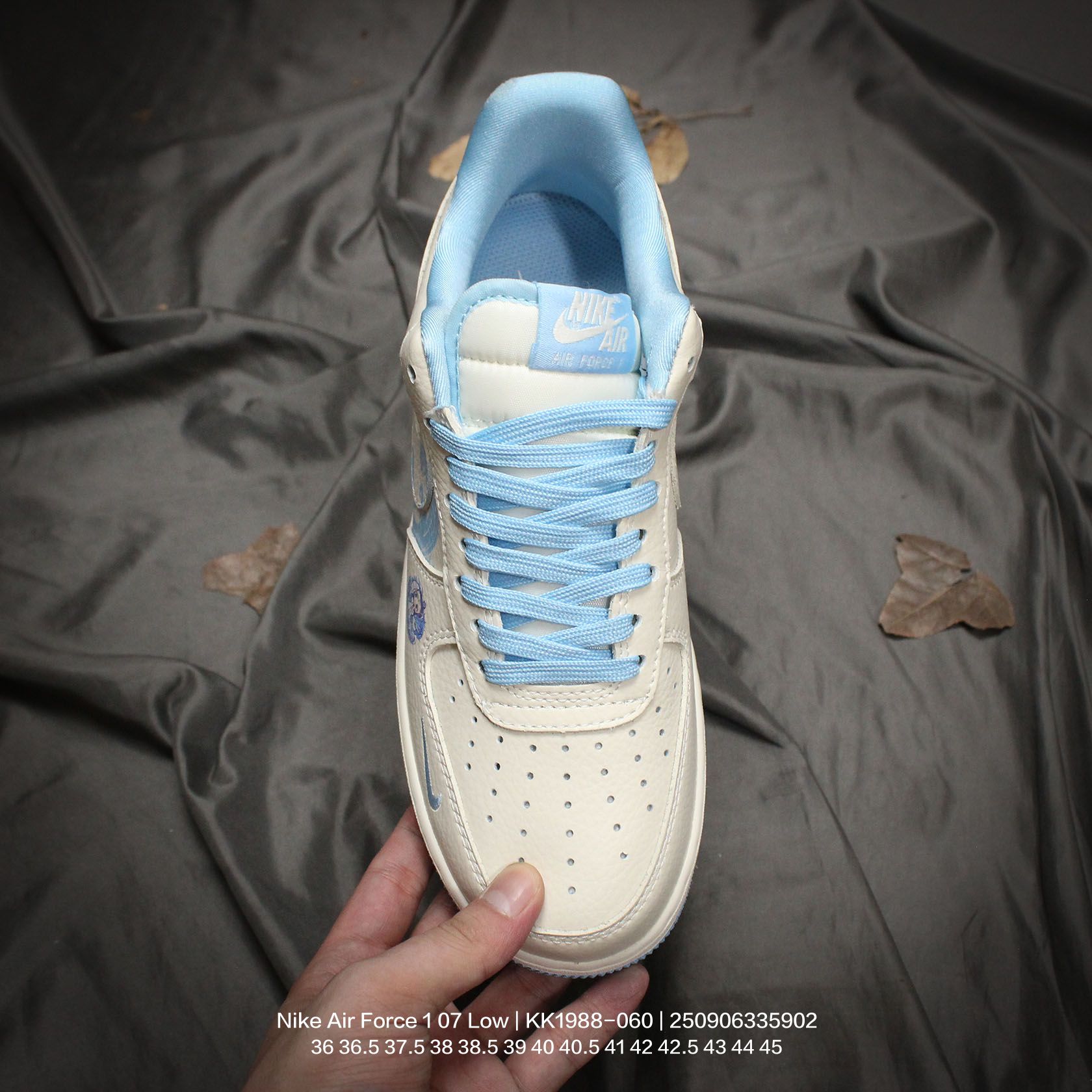 💰120
Nike/耐克 男女鞋真标半码制,原楦原纸版开发版型,采用软质荔枝纹牛剖皮革鞋面材质,内置全掌Air Sole气垫❗创意定制配色,定制联名奇幻动画电影《哪吒2》x Nike Air Force 1 07 Low"Ao Bing"空军一号经典低帮百搭休闲运动板鞋“米白蓝敖丙印花涂鸦 KK1988-060
类型:男女鞋
码数:36 36.5 37.5 38 38.5 39 40 40.5 41 42 42.5 43 44 45
编码:250906335.902