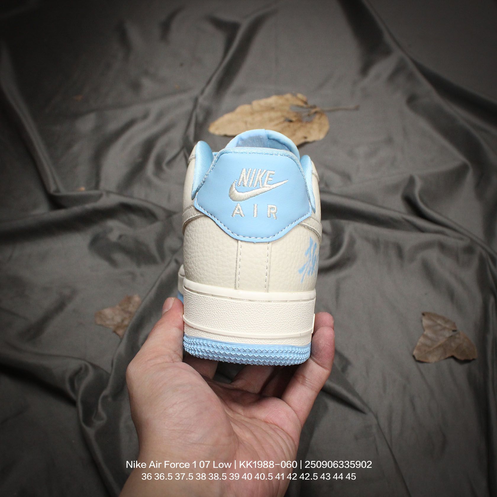 💰120
Nike/耐克 男女鞋真标半码制,原楦原纸版开发版型,采用软质荔枝纹牛剖皮革鞋面材质,内置全掌Air Sole气垫❗创意定制配色,定制联名奇幻动画电影《哪吒2》x Nike Air Force 1 07 Low"Ao Bing"空军一号经典低帮百搭休闲运动板鞋“米白蓝敖丙印花涂鸦 KK1988-060
类型:男女鞋
码数:36 36.5 37.5 38 38.5 39 40 40.5 41 42 42.5 43 44 45
编码:250906335.902