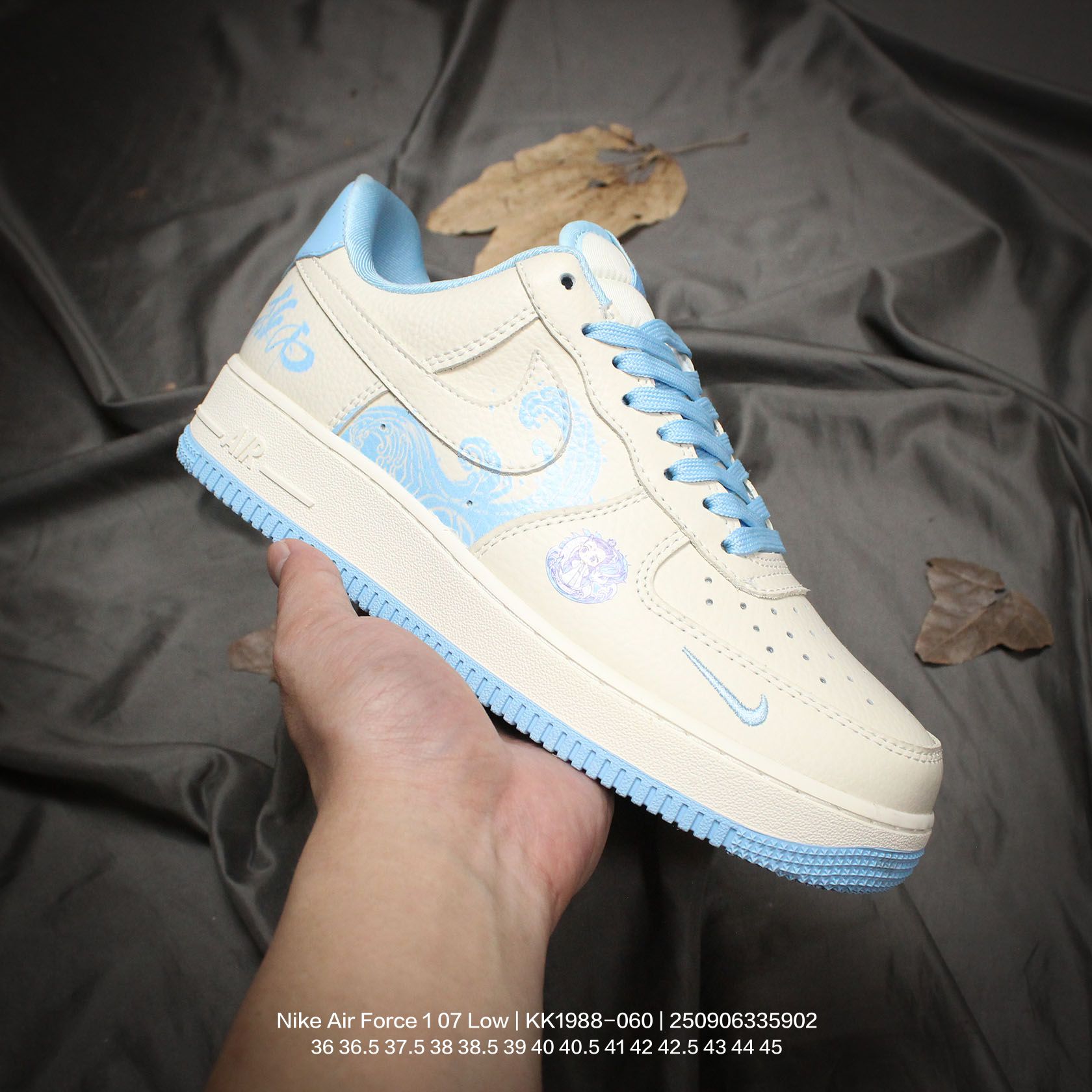 💰120
Nike/耐克 男女鞋真标半码制,原楦原纸版开发版型,采用软质荔枝纹牛剖皮革鞋面材质,内置全掌Air Sole气垫❗创意定制配色,定制联名奇幻动画电影《哪吒2》x Nike Air Force 1 07 Low"Ao Bing"空军一号经典低帮百搭休闲运动板鞋“米白蓝敖丙印花涂鸦 KK1988-060
类型:男女鞋
码数:36 36.5 37.5 38 38.5 39 40 40.5 41 42 42.5 43 44 45
编码:250906335.902