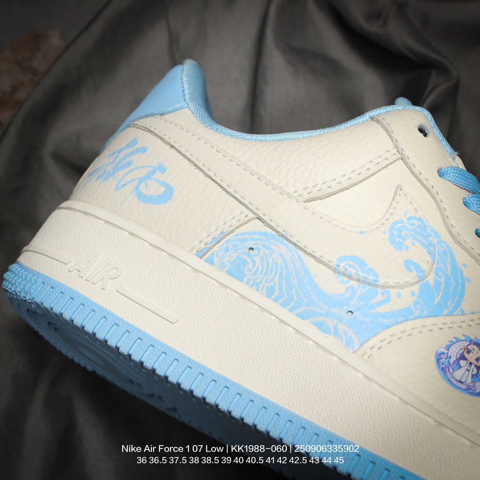 💰120
Nike/耐克 男女鞋真标半码制,原楦原纸版开发版型,采用软质荔枝纹牛剖皮革鞋面材质,内置全掌Air Sole气垫❗创意定制配色,定制联名奇幻动画电影《哪吒2》x Nike Air Force 1 07 Low"Ao Bing"空军一号经典低帮百搭休闲运动板鞋“米白蓝敖丙印花涂鸦 KK1988-060
类型:男女鞋
码数:36 36.5 37.5 38 38.5 39 40 40.5 41 42 42.5 43 44 45
编码:250906335.902