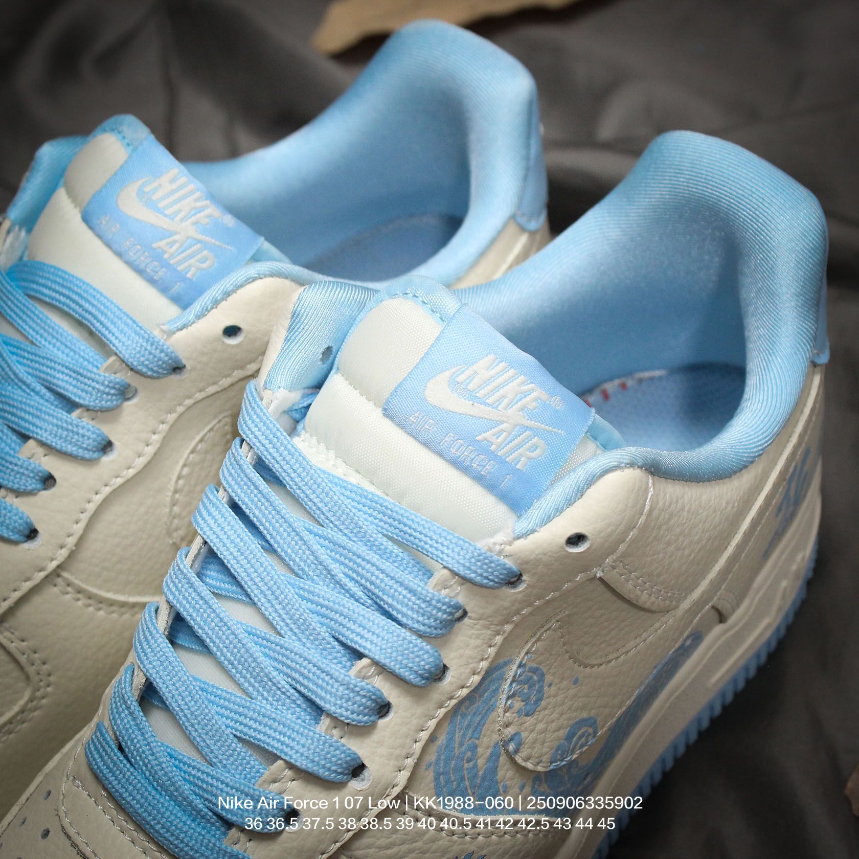 💰120
Nike/耐克 男女鞋真标半码制,原楦原纸版开发版型,采用软质荔枝纹牛剖皮革鞋面材质,内置全掌Air Sole气垫❗创意定制配色,定制联名奇幻动画电影《哪吒2》x Nike Air Force 1 07 Low"Ao Bing"空军一号经典低帮百搭休闲运动板鞋“米白蓝敖丙印花涂鸦 KK1988-060
类型:男女鞋
码数:36 36.5 37.5 38 38.5 39 40 40.5 41 42 42.5 43 44 45
编码:250906335.902