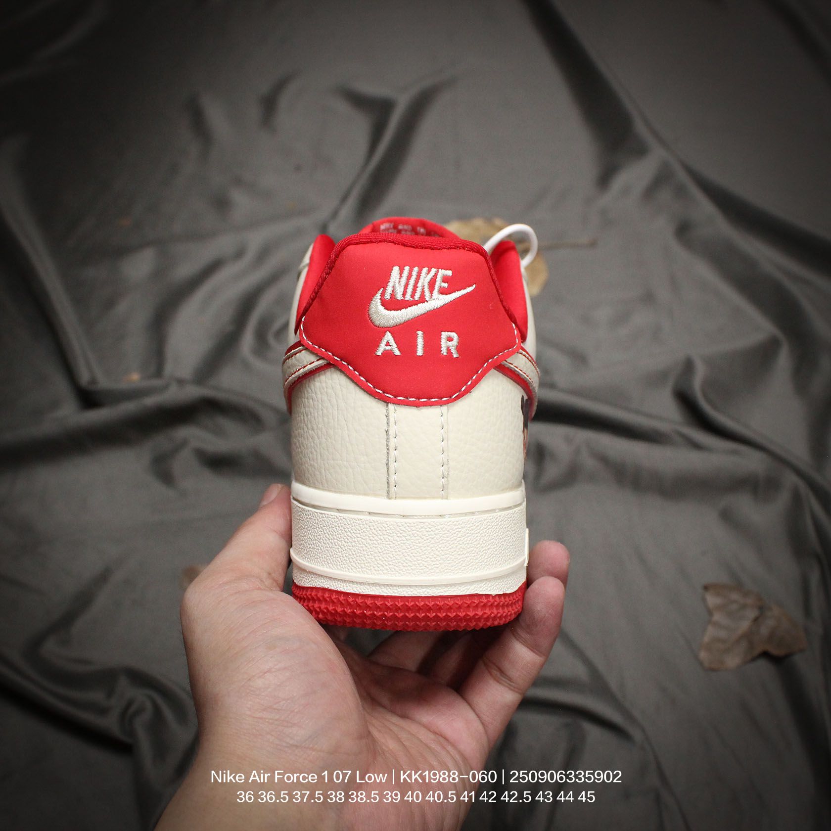 💰120
Nike/耐克 男女鞋真标半码制,原楦原纸版开发版型,采用软质荔枝纹牛剖皮革鞋面材质,内置全掌Air Sole气垫❗创意定制配色,定制联名奇幻动画电影《哪吒2》x Nike Air Force 1 07 Low"Ao Bing"空军一号经典低帮百搭休闲运动板鞋“米白蓝敖丙印花涂鸦 KK1988-060
类型:男女鞋
码数:36 36.5 37.5 38 38.5 39 40 40.5 41 42 42.5 43 44 45
编码:250906335.902