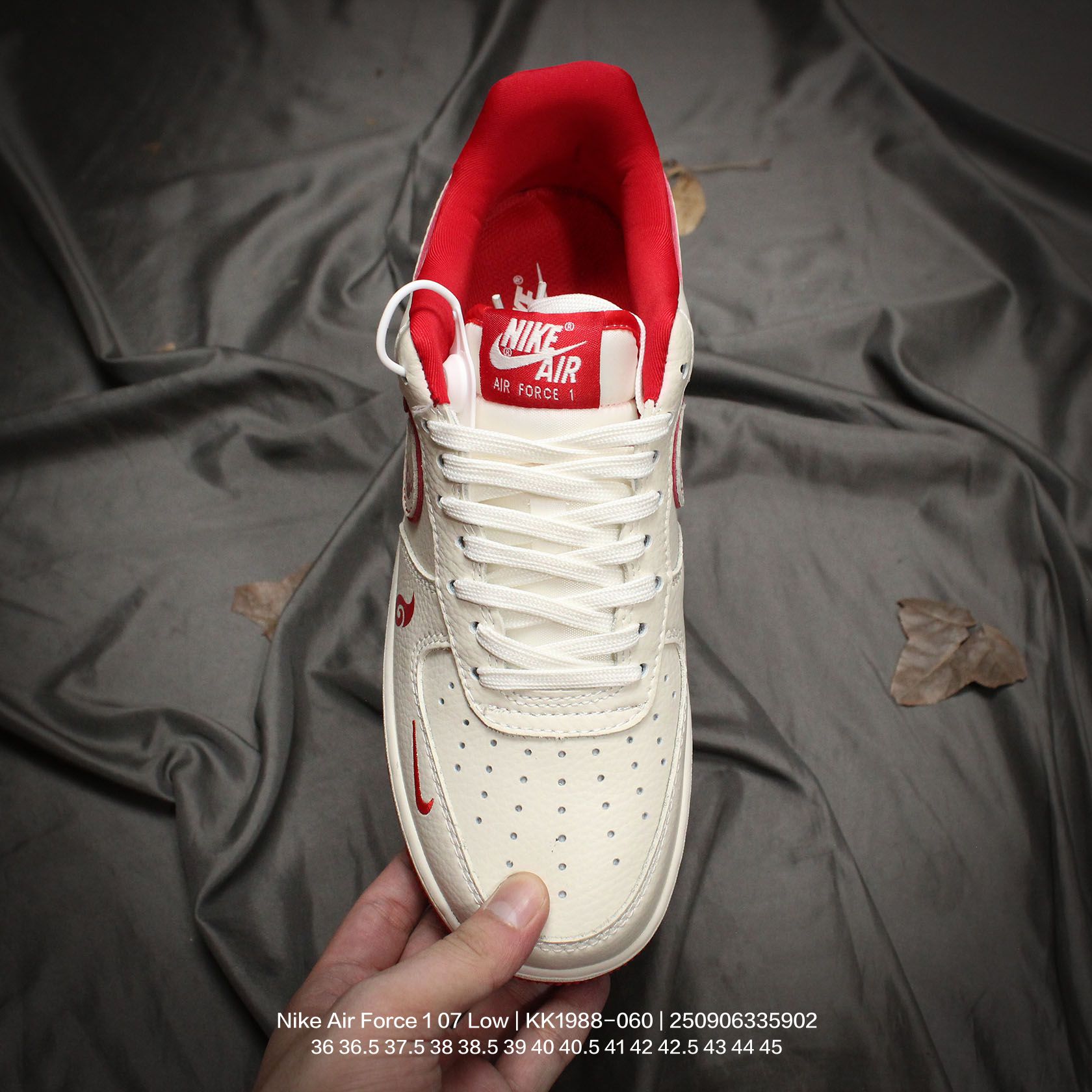 💰120
Nike/耐克 男女鞋真标半码制,原楦原纸版开发版型,采用软质荔枝纹牛剖皮革鞋面材质,内置全掌Air Sole气垫❗创意定制配色,定制联名奇幻动画电影《哪吒2》x Nike Air Force 1 07 Low"Ao Bing"空军一号经典低帮百搭休闲运动板鞋“米白蓝敖丙印花涂鸦 KK1988-060
类型:男女鞋
码数:36 36.5 37.5 38 38.5 39 40 40.5 41 42 42.5 43 44 45
编码:250906335.902