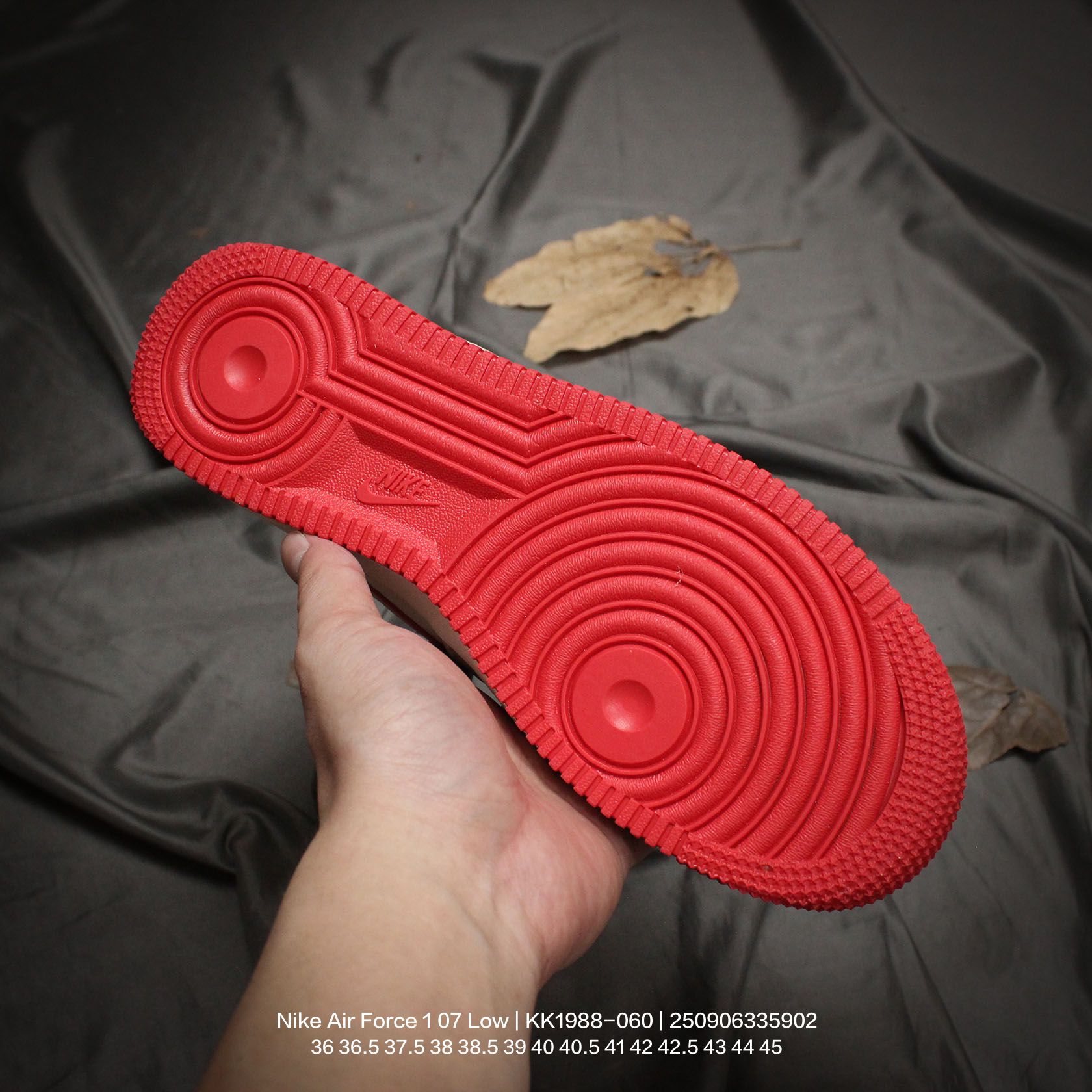 💰120
Nike/耐克 男女鞋真标半码制,原楦原纸版开发版型,采用软质荔枝纹牛剖皮革鞋面材质,内置全掌Air Sole气垫❗创意定制配色,定制联名奇幻动画电影《哪吒2》x Nike Air Force 1 07 Low"Ao Bing"空军一号经典低帮百搭休闲运动板鞋“米白蓝敖丙印花涂鸦 KK1988-060
类型:男女鞋
码数:36 36.5 37.5 38 38.5 39 40 40.5 41 42 42.5 43 44 45
编码:250906335.902