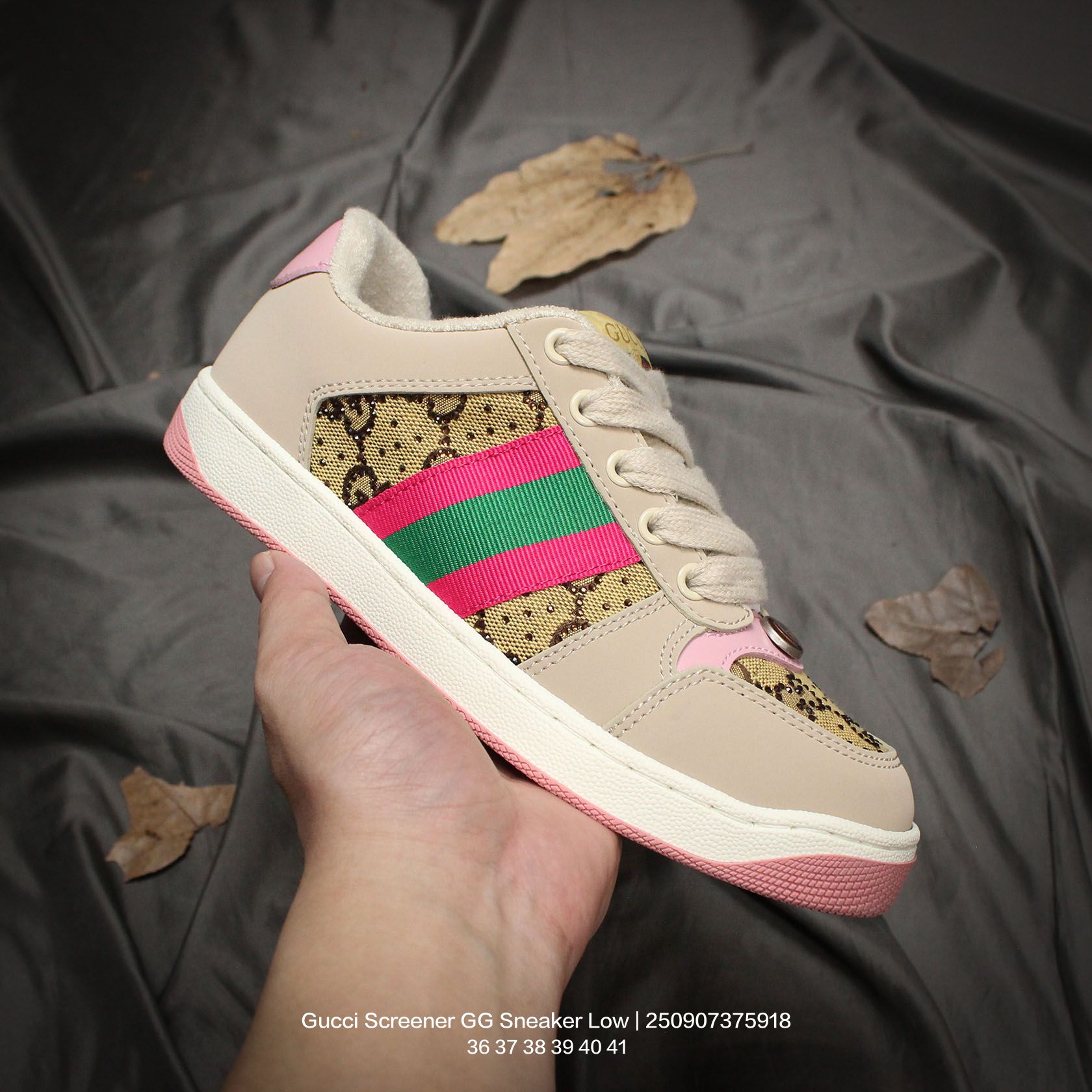 💰150
GUCCI/古驰 女鞋广东原产，升级全套专柜2022抹茶色配件及包装物，采用软感头层磨砂小牛皮及纯棉提花布鞋面材质，正确抓绒毛巾绒内里及硬质皮革灌塑PU乳胶脚垫，纯手工轻度做旧效果双层TPR组合鞋底，饰金属双G椭圆形珐琅细节❗️意大利时装奢饰品牌·古驰Gucci Screener GG Sneaker Low 经典原型系列复古百搭老爹做旧休闲板鞋 

类型：女鞋
码数：36 37 38 39 40 41
编码：250907375.918