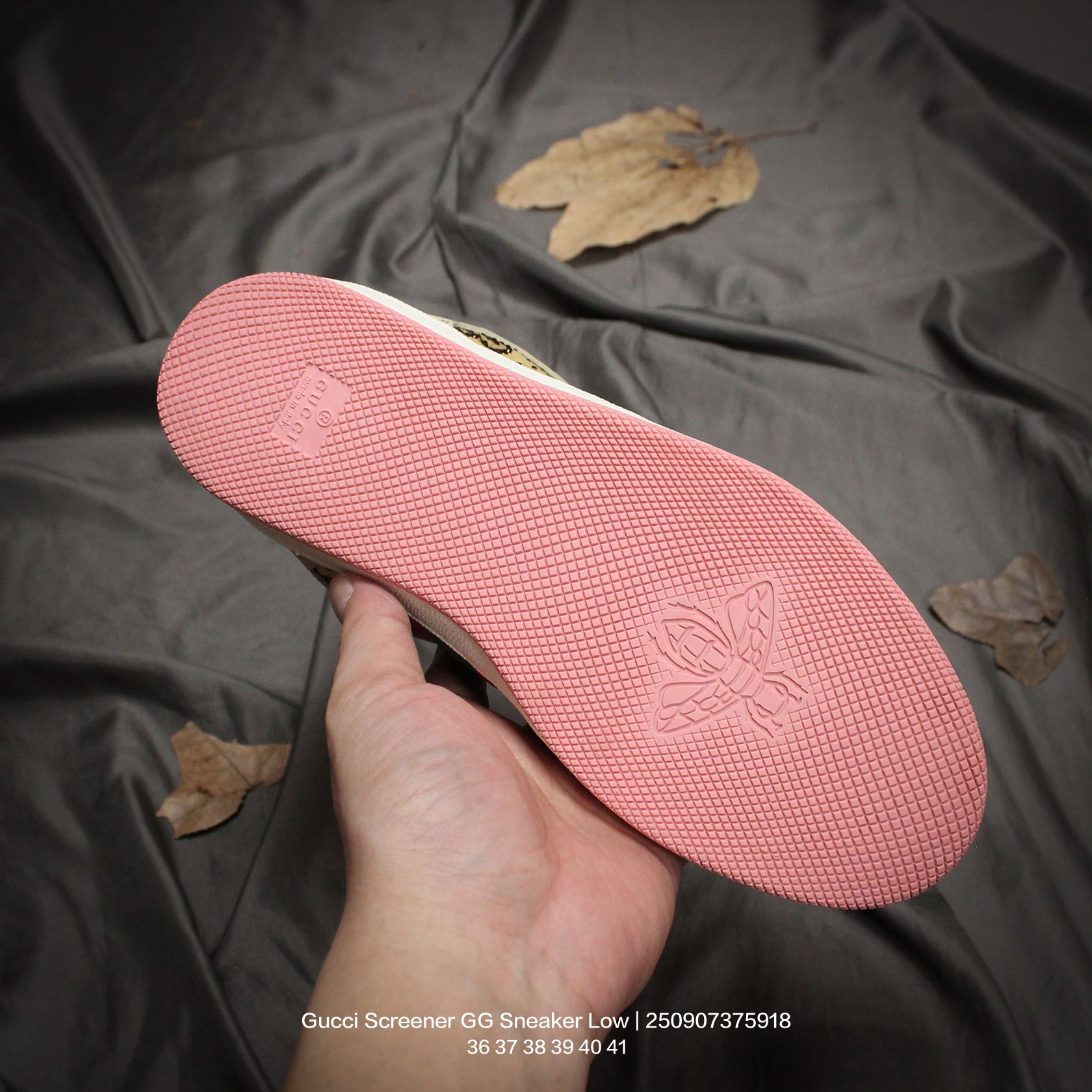 💰150
GUCCI/古驰 女鞋广东原产,升级全套专柜2022抹茶色配件及包装物,采用软感头层磨砂小牛皮及纯棉提花布鞋面材质,正确抓绒毛巾绒内里及硬质皮革灌塑PU乳胶脚垫,纯手工轻度做旧效果双层TPR组合鞋底,饰金属双G椭圆形珐琅细节❗️意大利时装奢饰品牌·古驰Gucci Screener GG Sneaker Low 经典原型系列复古百搭老爹做旧休闲板鞋
类型:女鞋
码数:36 37 38 39 40 41
编码:250907375.918