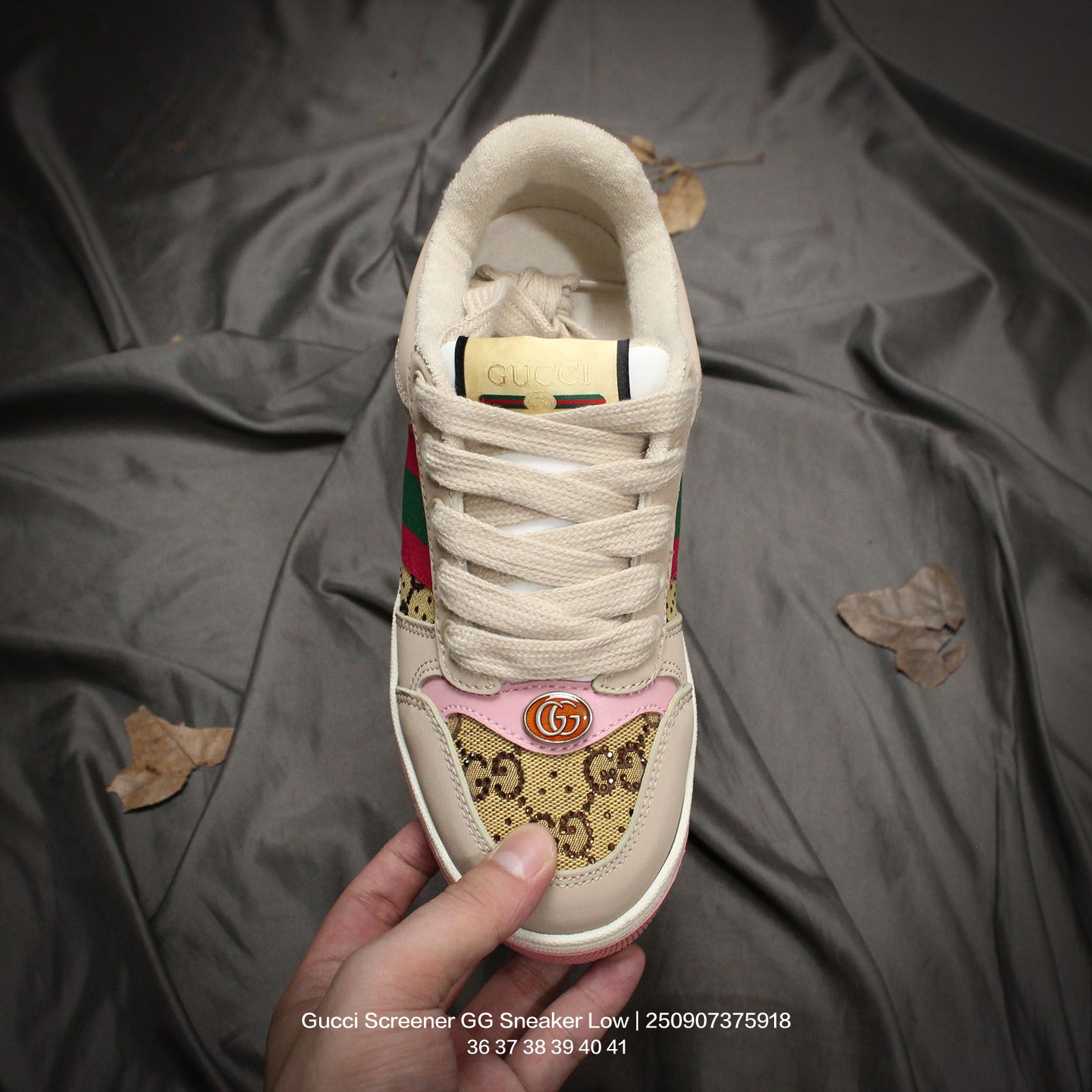 💰150
GUCCI/古驰 女鞋广东原产,升级全套专柜2022抹茶色配件及包装物,采用软感头层磨砂小牛皮及纯棉提花布鞋面材质,正确抓绒毛巾绒内里及硬质皮革灌塑PU乳胶脚垫,纯手工轻度做旧效果双层TPR组合鞋底,饰金属双G椭圆形珐琅细节❗️意大利时装奢饰品牌·古驰Gucci Screener GG Sneaker Low 经典原型系列复古百搭老爹做旧休闲板鞋
类型:女鞋
码数:36 37 38 39 40 41
编码:250907375.918