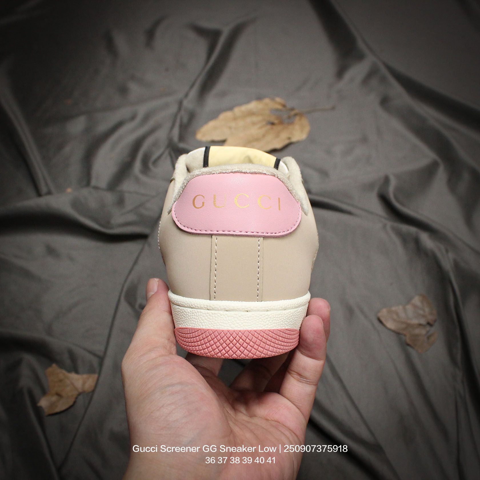 💰150
GUCCI/古驰 女鞋广东原产,升级全套专柜2022抹茶色配件及包装物,采用软感头层磨砂小牛皮及纯棉提花布鞋面材质,正确抓绒毛巾绒内里及硬质皮革灌塑PU乳胶脚垫,纯手工轻度做旧效果双层TPR组合鞋底,饰金属双G椭圆形珐琅细节❗️意大利时装奢饰品牌·古驰Gucci Screener GG Sneaker Low 经典原型系列复古百搭老爹做旧休闲板鞋
类型:女鞋
码数:36 37 38 39 40 41
编码:250907375.918