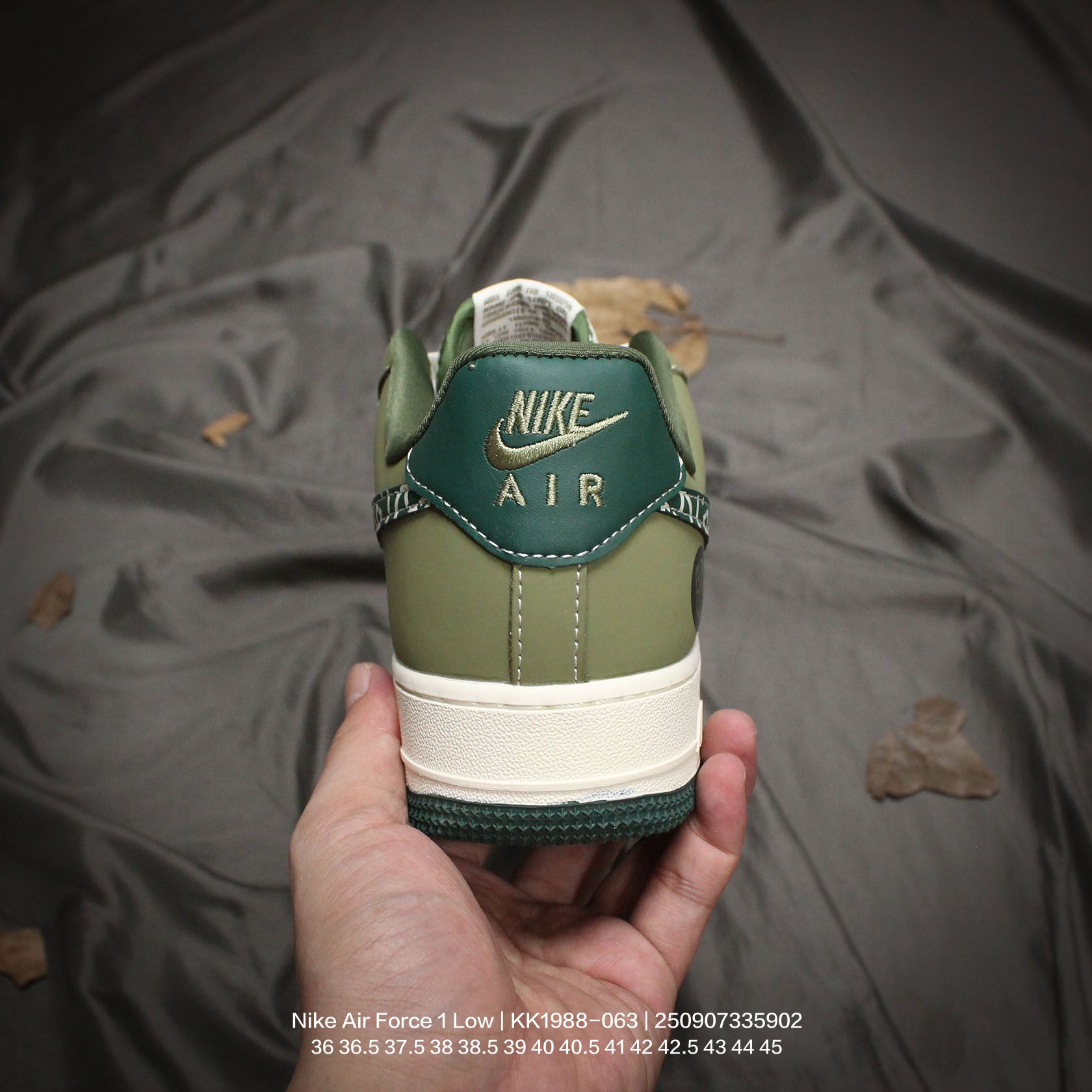 💰120
Nike/耐克 男女鞋真标半码制,升级原楦原纸版数据开发,采用硬质牛剖革鞋面材质,原楦开发版型纸版,内置全掌Air Sole气垫❗️创意定制配色,联乘意大利奢侈品牌-古驰Gucci x Nike Air Force 1 Low"Esquisite Gucci"空军一号低帮经典百搭休闲运动板鞋“联名橄榄绿米白古驰LOGO KK1988-063
类型:男女鞋
码数:36 36.5 37.5 38 38.5 39 40 40.5 41 42 42.5 43 44 45
编码:250907335.902