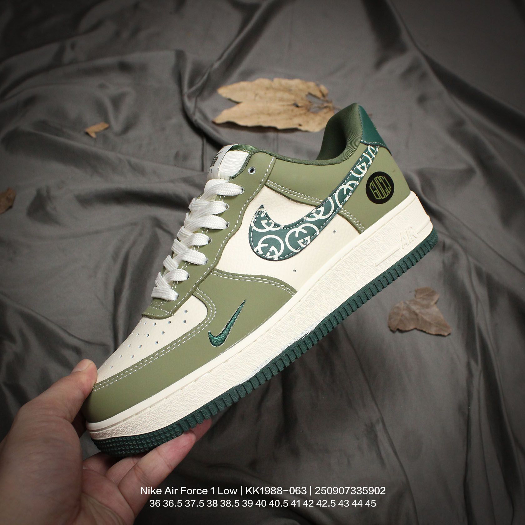 💰120
Nike/耐克 男女鞋真标半码制,升级原楦原纸版数据开发,采用硬质牛剖革鞋面材质,原楦开发版型纸版,内置全掌Air Sole气垫❗️创意定制配色,联乘意大利奢侈品牌-古驰Gucci x Nike Air Force 1 Low"Esquisite Gucci"空军一号低帮经典百搭休闲运动板鞋“联名橄榄绿米白古驰LOGO KK1988-063
类型:男女鞋
码数:36 36.5 37.5 38 38.5 39 40 40.5 41 42 42.5 43 44 45
编码:250907335.902