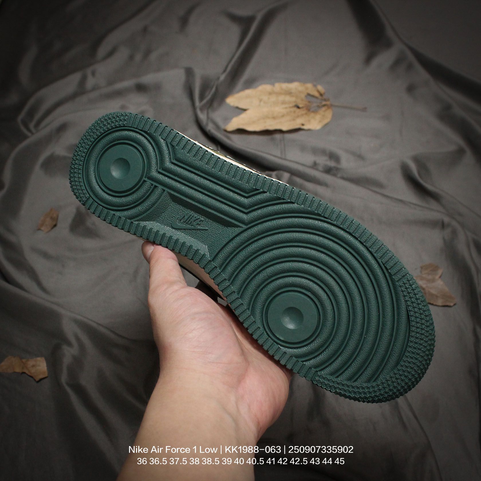 💰120
Nike/耐克 男女鞋真标半码制,升级原楦原纸版数据开发,采用硬质牛剖革鞋面材质,原楦开发版型纸版,内置全掌Air Sole气垫❗️创意定制配色,联乘意大利奢侈品牌-古驰Gucci x Nike Air Force 1 Low"Esquisite Gucci"空军一号低帮经典百搭休闲运动板鞋“联名橄榄绿米白古驰LOGO KK1988-063
类型:男女鞋
码数:36 36.5 37.5 38 38.5 39 40 40.5 41 42 42.5 43 44 45
编码:250907335.902