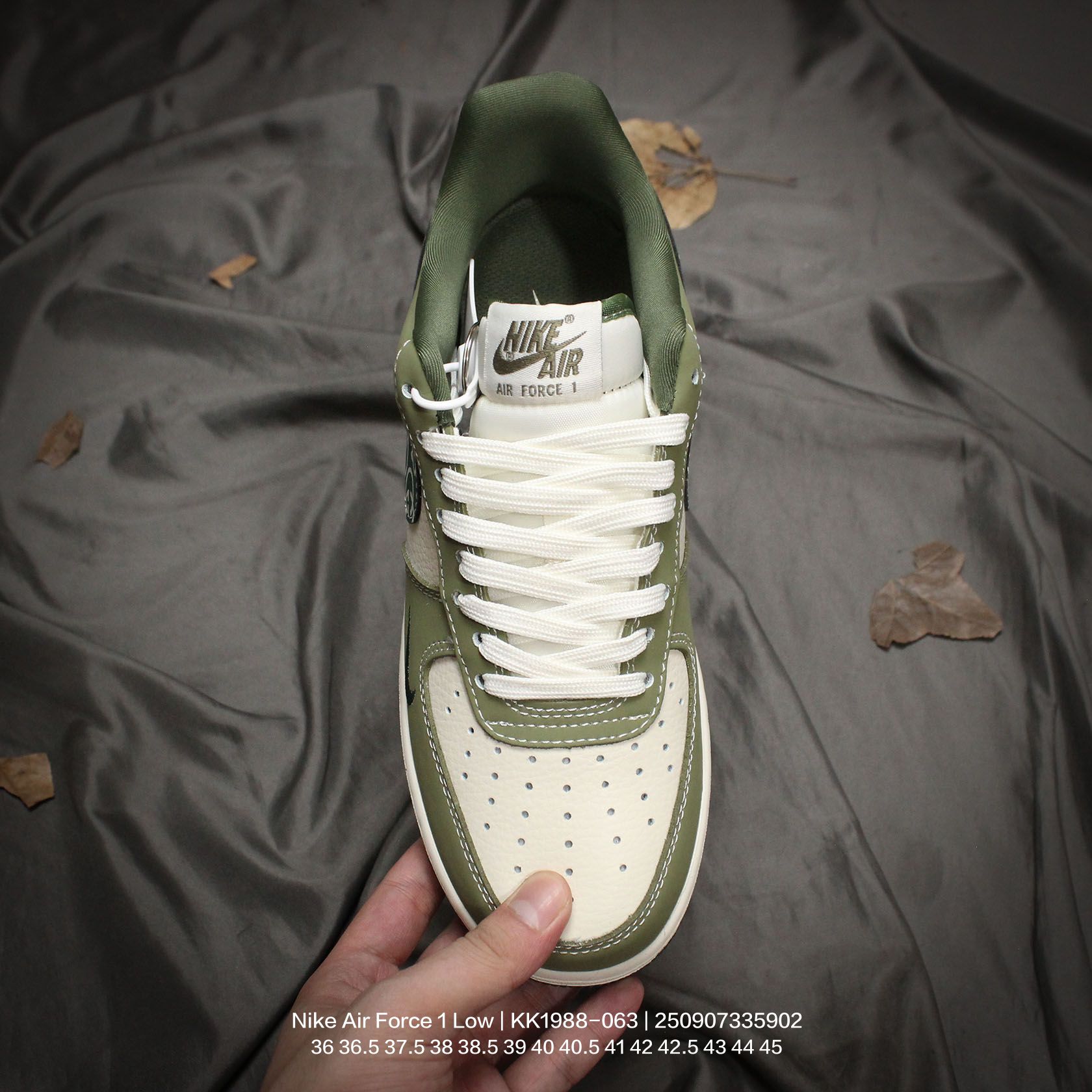 💰120
Nike/耐克 男女鞋真标半码制,升级原楦原纸版数据开发,采用硬质牛剖革鞋面材质,原楦开发版型纸版,内置全掌Air Sole气垫❗️创意定制配色,联乘意大利奢侈品牌-古驰Gucci x Nike Air Force 1 Low"Esquisite Gucci"空军一号低帮经典百搭休闲运动板鞋“联名橄榄绿米白古驰LOGO KK1988-063
类型:男女鞋
码数:36 36.5 37.5 38 38.5 39 40 40.5 41 42 42.5 43 44 45
编码:250907335.902