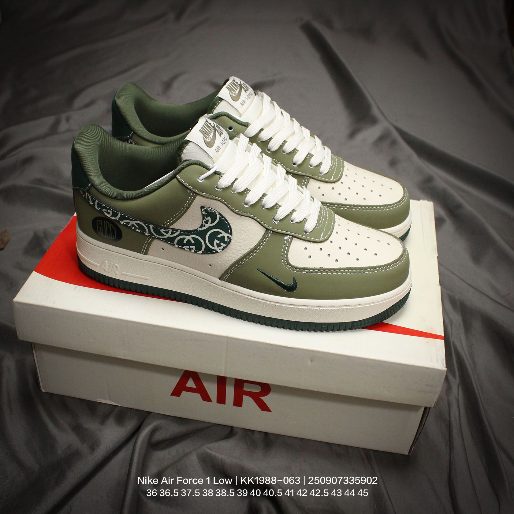 🈴💰120
Nike/耐克 男女鞋真标半码制，升级原楦原纸版数据开发，采用硬质牛剖革鞋面材质，原楦开发版型纸版，内置全掌Air Sole气垫❗️创意定制配色,联乘意大利奢侈品牌-古驰Gucci x Nike Air Force 1 Low"Esquisite Gucci"空军一号低帮经典百搭休闲运动板鞋“联名橄榄绿米白古驰LOGO KK1988-063

类型：男女鞋
码数：36 36.5 37.5 38 38.5 39 40 40.5 41 42 42.5 43 44 45
编码：250907335.902