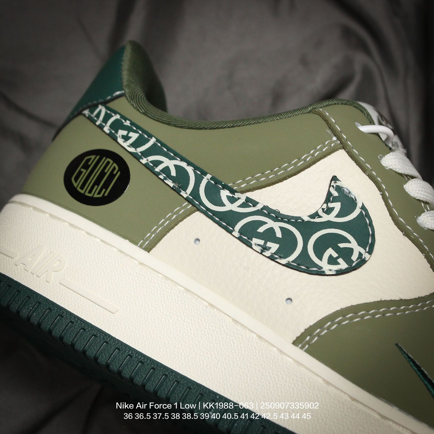 💰120
Nike/耐克 男女鞋真标半码制,升级原楦原纸版数据开发,采用硬质牛剖革鞋面材质,原楦开发版型纸版,内置全掌Air Sole气垫❗️创意定制配色,联乘意大利奢侈品牌-古驰Gucci x Nike Air Force 1 Low"Esquisite Gucci"空军一号低帮经典百搭休闲运动板鞋“联名橄榄绿米白古驰LOGO KK1988-063
类型:男女鞋
码数:36 36.5 37.5 38 38.5 39 40 40.5 41 42 42.5 43 44 45
编码:250907335.902
