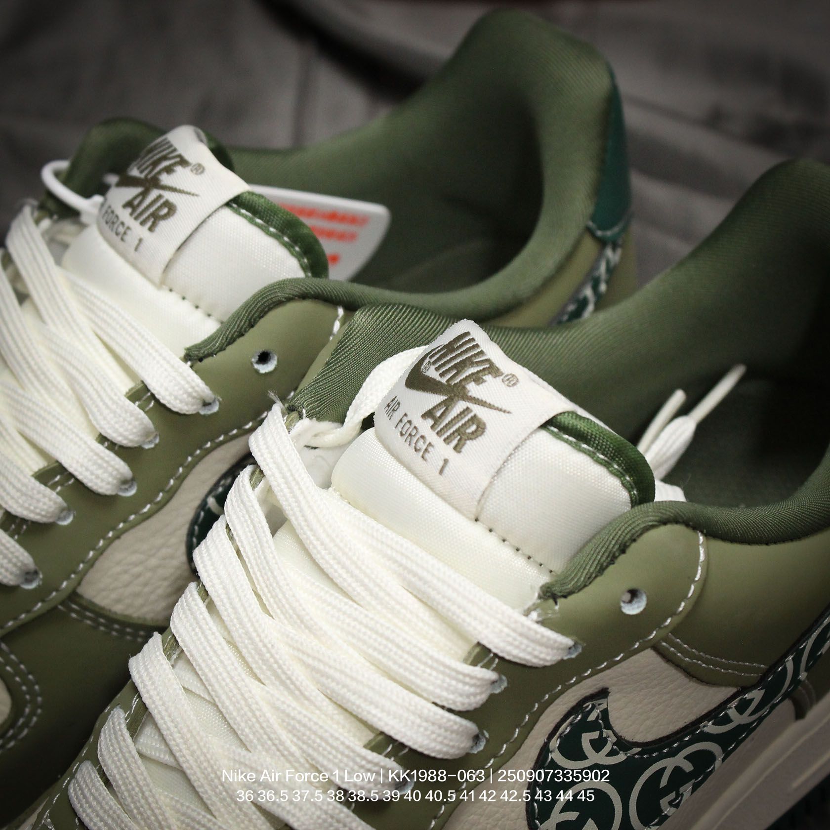 💰120
Nike/耐克 男女鞋真标半码制,升级原楦原纸版数据开发,采用硬质牛剖革鞋面材质,原楦开发版型纸版,内置全掌Air Sole气垫❗️创意定制配色,联乘意大利奢侈品牌-古驰Gucci x Nike Air Force 1 Low"Esquisite Gucci"空军一号低帮经典百搭休闲运动板鞋“联名橄榄绿米白古驰LOGO KK1988-063
类型:男女鞋
码数:36 36.5 37.5 38 38.5 39 40 40.5 41 42 42.5 43 44 45
编码:250907335.902