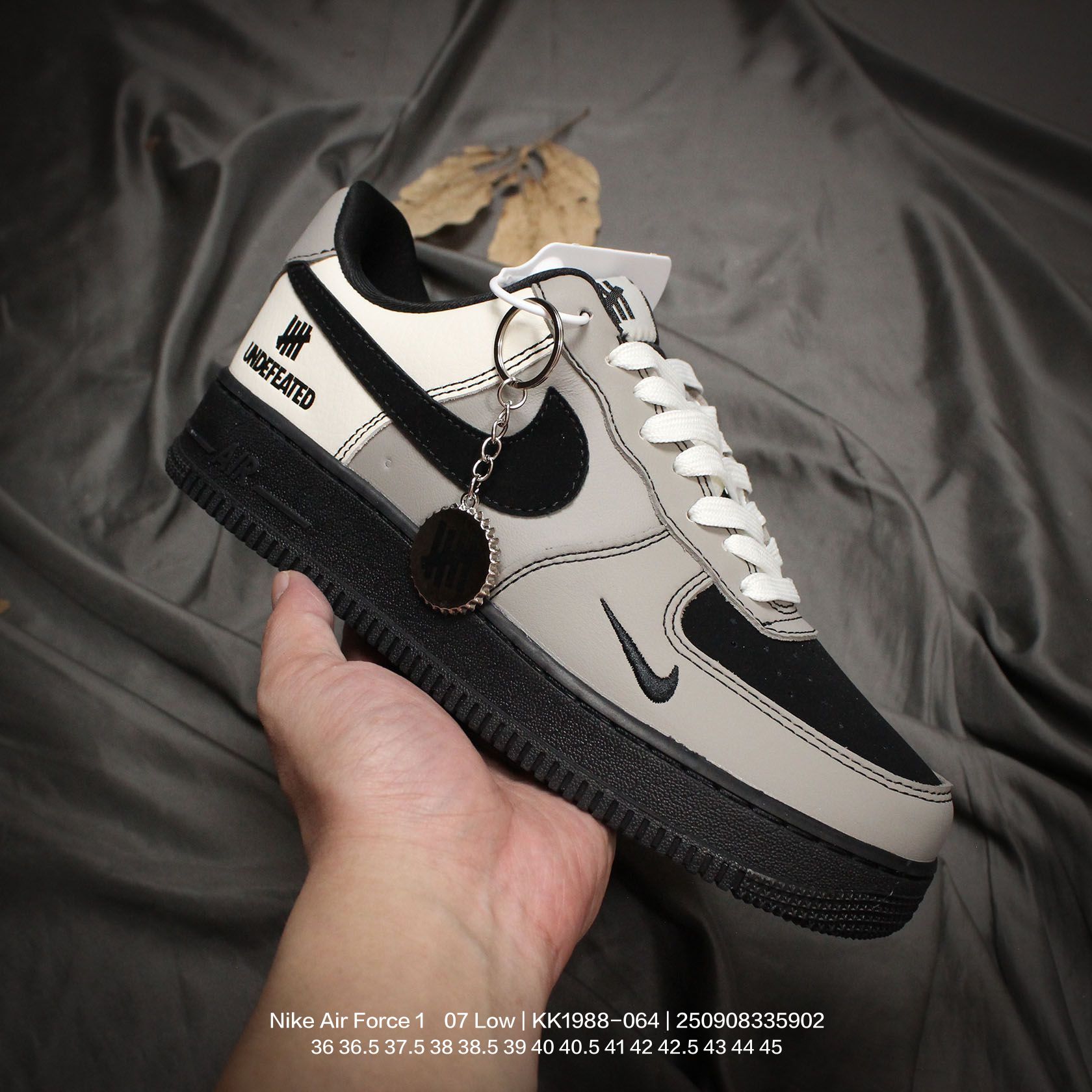 💰120
Nike/耐克 原楦原纸版开发版型,采用软质荔枝纹牛剖皮革面材质鞋面,内置全掌Air Sole气垫❗定制联名美潮鼻祖品牌UNDEFEATED x Nike Air Force 1´07 Low"UNDEFEATED"空军一号经典低帮百搭休闲运动板鞋“皮革灰卡其米白黑五杠 KK1988-064
类型:男女鞋
码数:36 36.5 37.5 38 38.5 39 40 40.5 41 42 42.5 43 44 45
编码:250908335.902