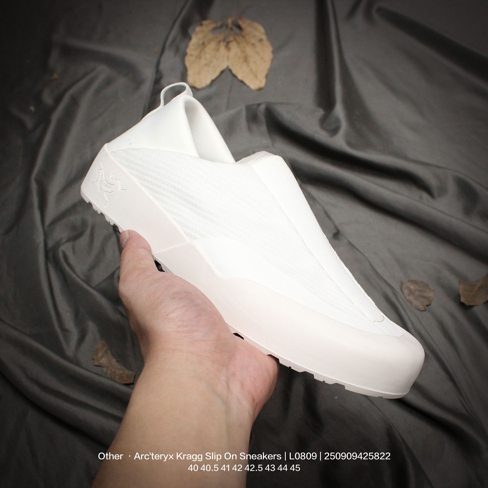 💰210
男女鞋原楦原纸版开发版型，采用防撕裂单层Spacermesh富有弹力鞋面材质，内嵌加厚增高缓震PU发泡鞋垫，外置vibram黄金耐磨锯齿外底❗️侃爷力推+日常通勤两不误！加拿大户外服饰品牌/始祖鸟·Arc"teryx Kragg Slip On Sneakers 克拉格系列可踩跟透气耐磨轻便露营徒步休闲平底鞋“网织火山黄黑 L0809

类型：男鞋
码数：40 40.5 41 42 42.5 43 44 45
编码：250909425.822