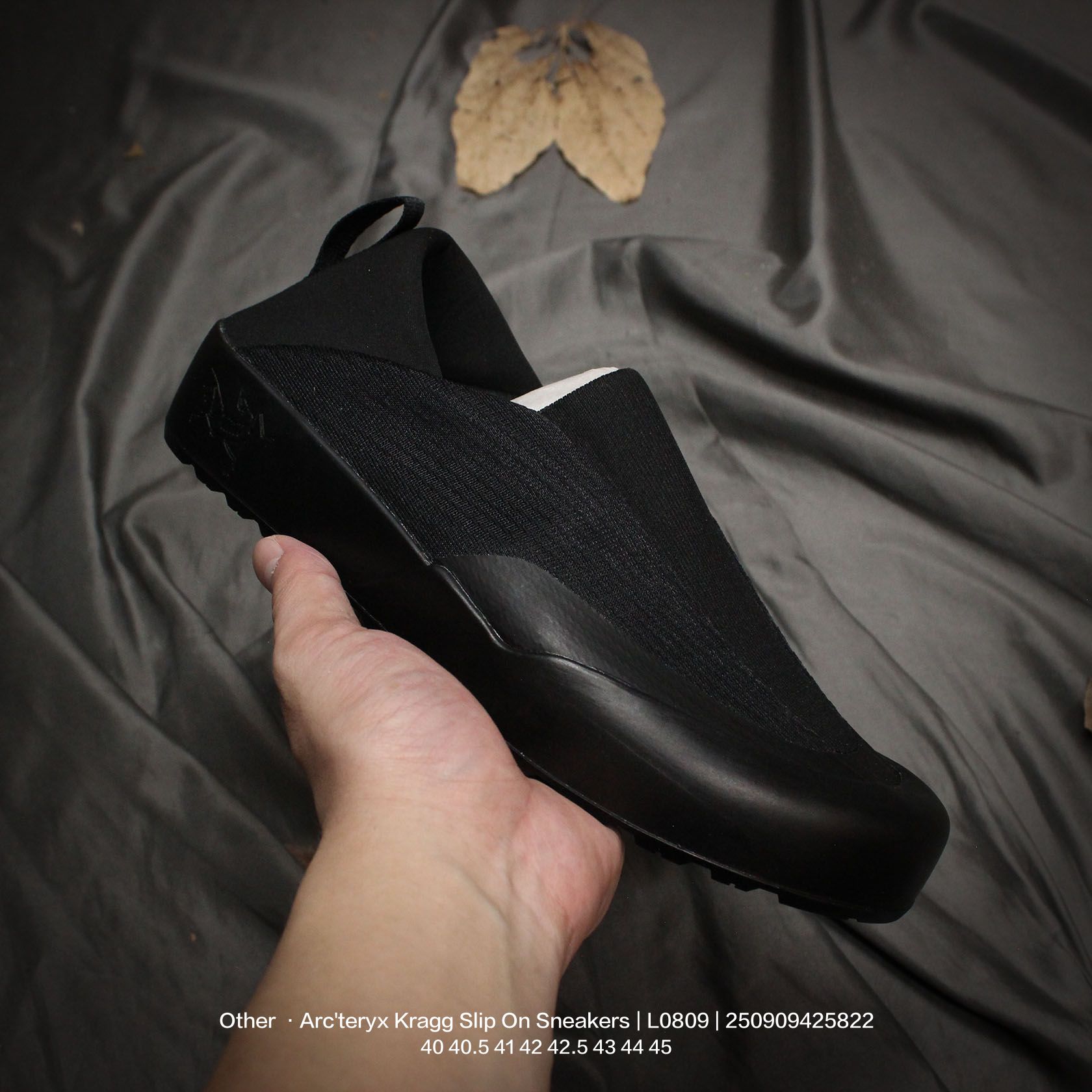 💰210
男女鞋原楦原纸版开发版型，采用防撕裂单层Spacermesh富有弹力鞋面材质，内嵌加厚增高缓震PU发泡鞋垫，外置vibram黄金耐磨锯齿外底❗️侃爷力推+日常通勤两不误！加拿大户外服饰品牌/始祖鸟·Arc"teryx Kragg Slip On Sneakers 克拉格系列可踩跟透气耐磨轻便露营徒步休闲平底鞋“网织火山黄黑 L0809

类型：男鞋
码数：40 40.5 41 42 42.5 43 44 45
编码：250909425.822