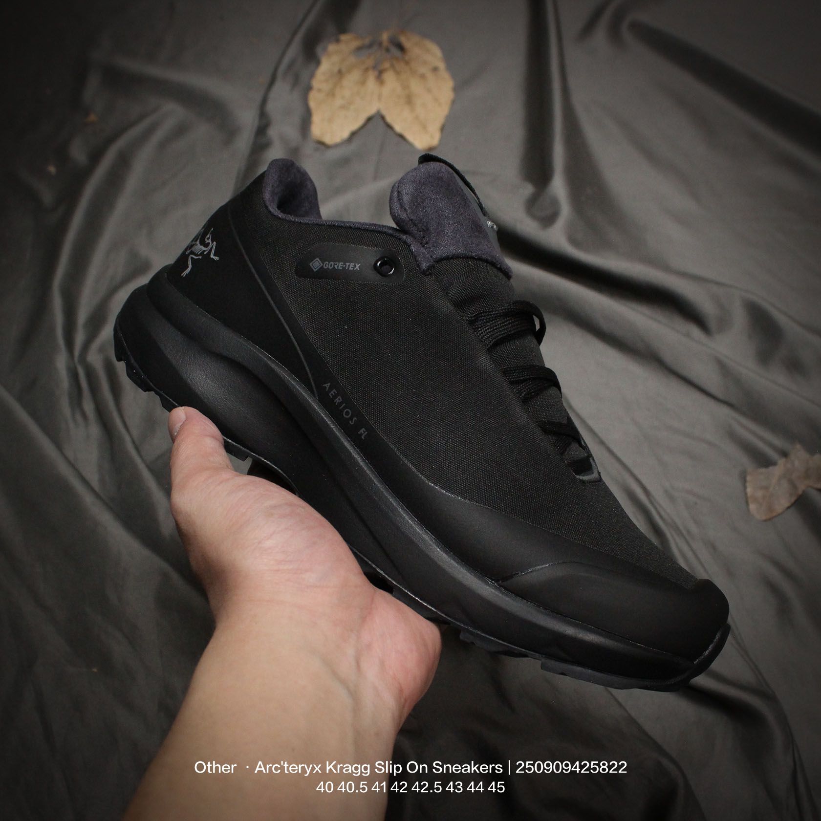 💰210
原楦原纸版开发版型，采用防撕裂单层Spacermesh富有弹力鞋面材质，内嵌加厚增高缓震PU发泡鞋垫，外置vibram黄金耐磨锯齿外底❗️侃爷力推+日常通勤两不误！加拿大户外服饰品牌/始祖鸟·Arc"teryx Kragg Slip On Sneakers 克拉格系列可踩跟透气耐磨轻便露营徒步休闲平底鞋“ 

类型：男鞋
码数：40 40.5 41 42 42.5 43 44 45
编码：250909425.822