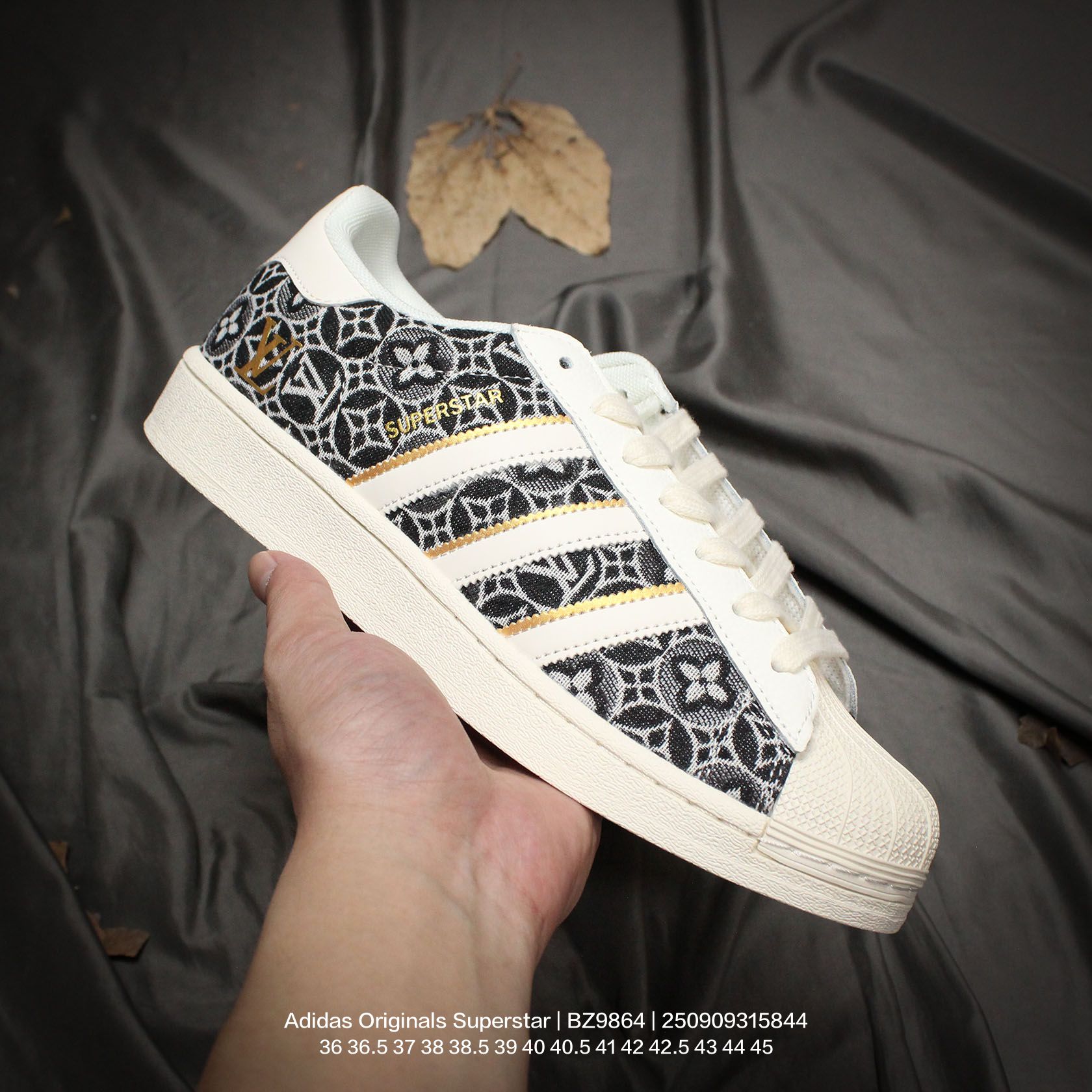 💰100
Adidas/阿迪达斯 男女鞋真标半码制，升级原楦原纸版开发，采用荔枝纹牛剖革鞋面材质，2020改良全包围鞋垫，正确2020版鞋底模具及扇贝头盖片❗创意定制配色,法国顶级高奢品牌·路易威登Louis Vuitton x Adidas Originals Superstar"LV Monogram"经典贝壳头系列低帮百搭休闲运动板鞋“ BZ9864

类型：男女鞋
码数：36 36.5 37 38 38.5 39 40 40.5 41 42 42.5 43 44 45
编码：250909315.844