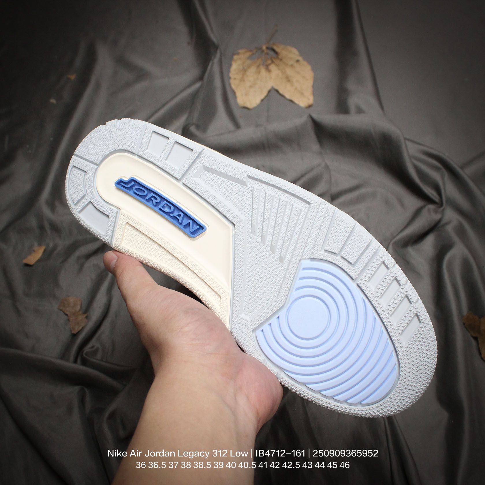 💰150
Jordan/乔丹 男女鞋半码制,原楦原纸版开发,采用硬质荔枝纹牛剖革组合爆裂纹饰片鞋面材质,中底PU内嵌开窗式Air缓震气垫,外置防滑耐磨橡胶大底❗️2025“蛇年”特别版,迎接农历新年!耐克Nike Air Jordan Legacy 312 Low"Year of the Snake"乔丹最强三合一混合版本低帮文化休闲运动篮球鞋“米白酒红金标蛇年 IB4712-161
类型:男女鞋
码数:36 36.5 37 38 38.5 39 40 40.5 41 42 42.5 43 44 45 46
编码:250909365.952