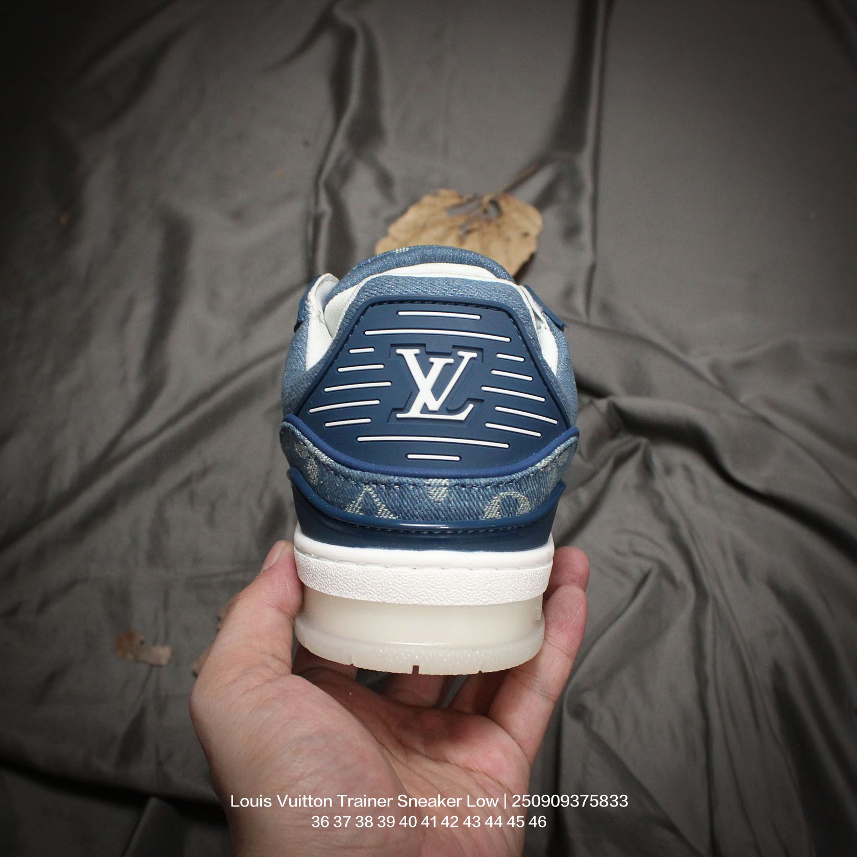 💰160
Louis Vuitton/路易威登 男女鞋配置厚实抽屉礼品鞋盒,采用荔枝纹纤维革组合粒面牛剖革鞋面材质,鞋垫嵌入软脚感EVA物料,外置TPR光泽隔色鞋底❗法国巴黎百年奢侈品牌LV路易威登Louis Vuitton Trainer Sneaker Low 运动系列低帮复古百搭休闲运动文化篮球板鞋“
类型:男女鞋
码数:36 37 38 39 40 41 42 43 44 45 46
编码:250909375.833