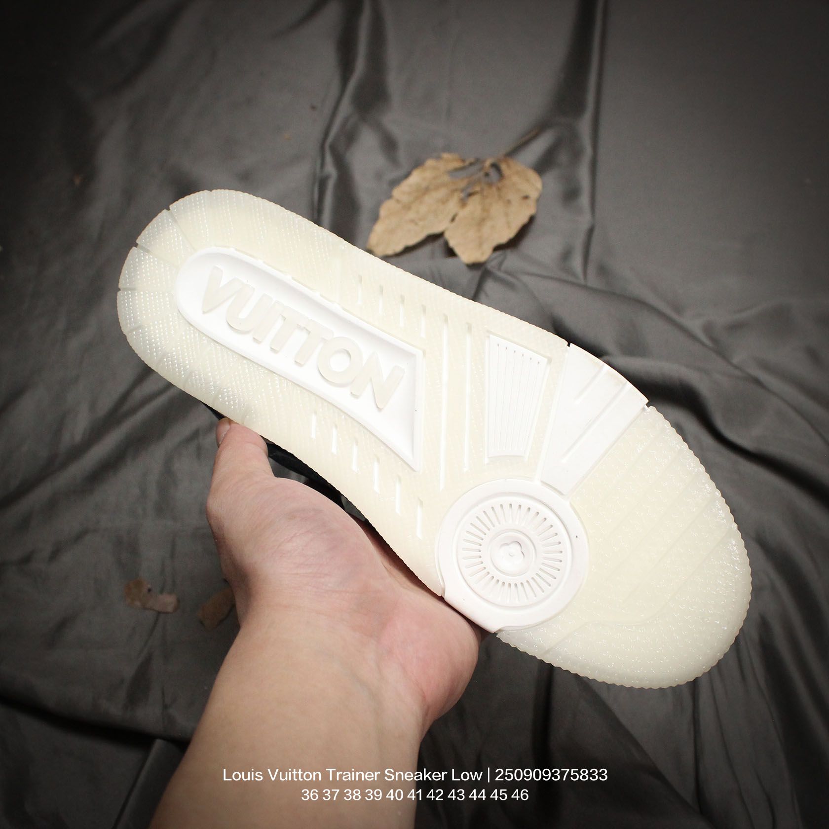 💰160
Louis Vuitton/路易威登 男女鞋配置厚实抽屉礼品鞋盒,采用荔枝纹纤维革组合粒面牛剖革鞋面材质,鞋垫嵌入软脚感EVA物料,外置TPR光泽隔色鞋底❗法国巴黎百年奢侈品牌LV路易威登Louis Vuitton Trainer Sneaker Low 运动系列低帮复古百搭休闲运动文化篮球板鞋“
类型:男女鞋
码数:36 37 38 39 40 41 42 43 44 45 46
编码:250909375.833