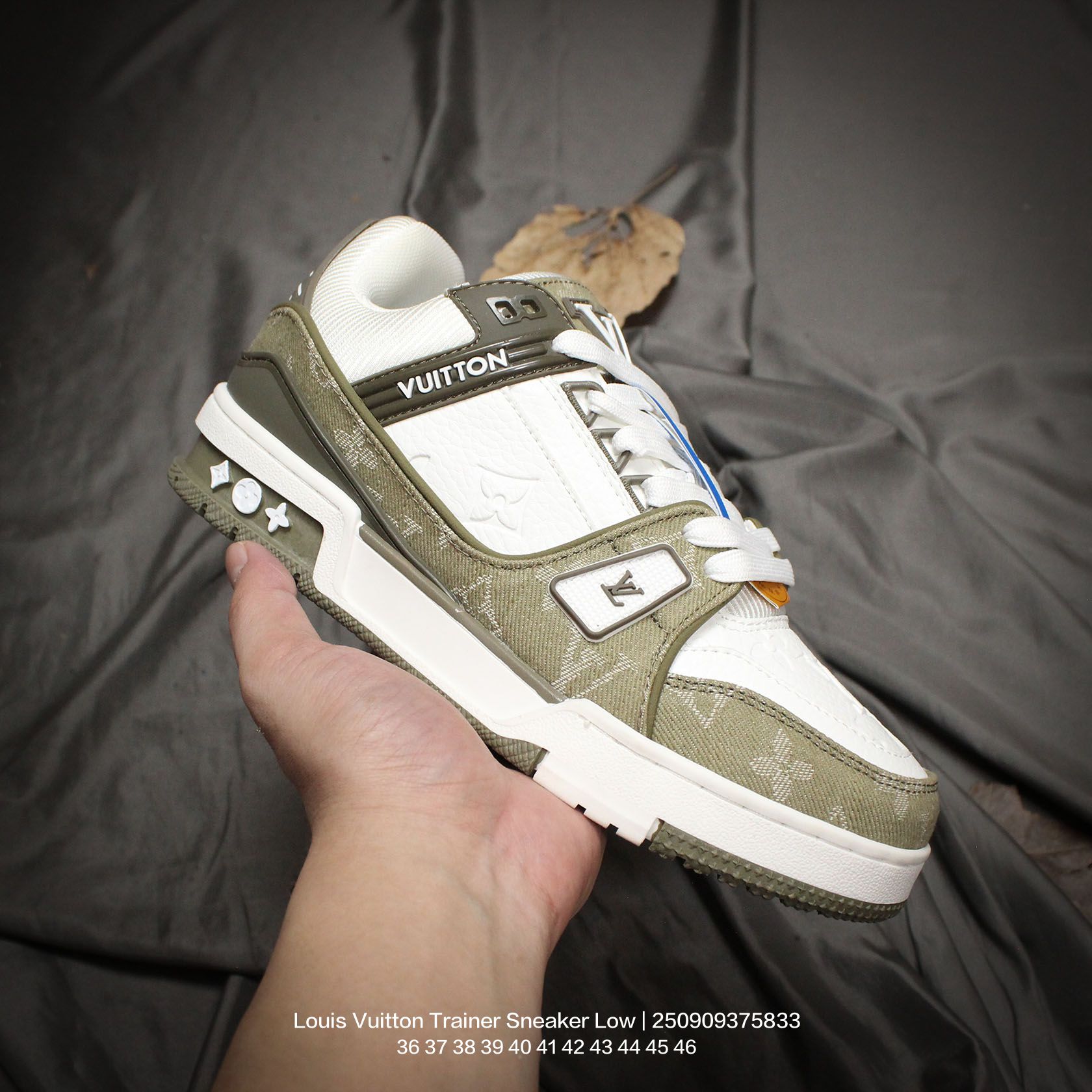 💰160
Louis Vuitton/路易威登 男女鞋配置厚实抽屉礼品鞋盒，采用荔枝纹纤维革组合粒面牛剖革鞋面材质，鞋垫嵌入软脚感EVA物料，外置TPR光泽隔色鞋底❗法国巴黎百年奢侈品牌LV路易威登Louis Vuitton Trainer Sneaker Low 运动系列低帮复古百搭休闲运动文化篮球板鞋“ 

类型：男女鞋
码数：36 37 38 39 40 41 42 43 44 45 46
编码：250909375.833