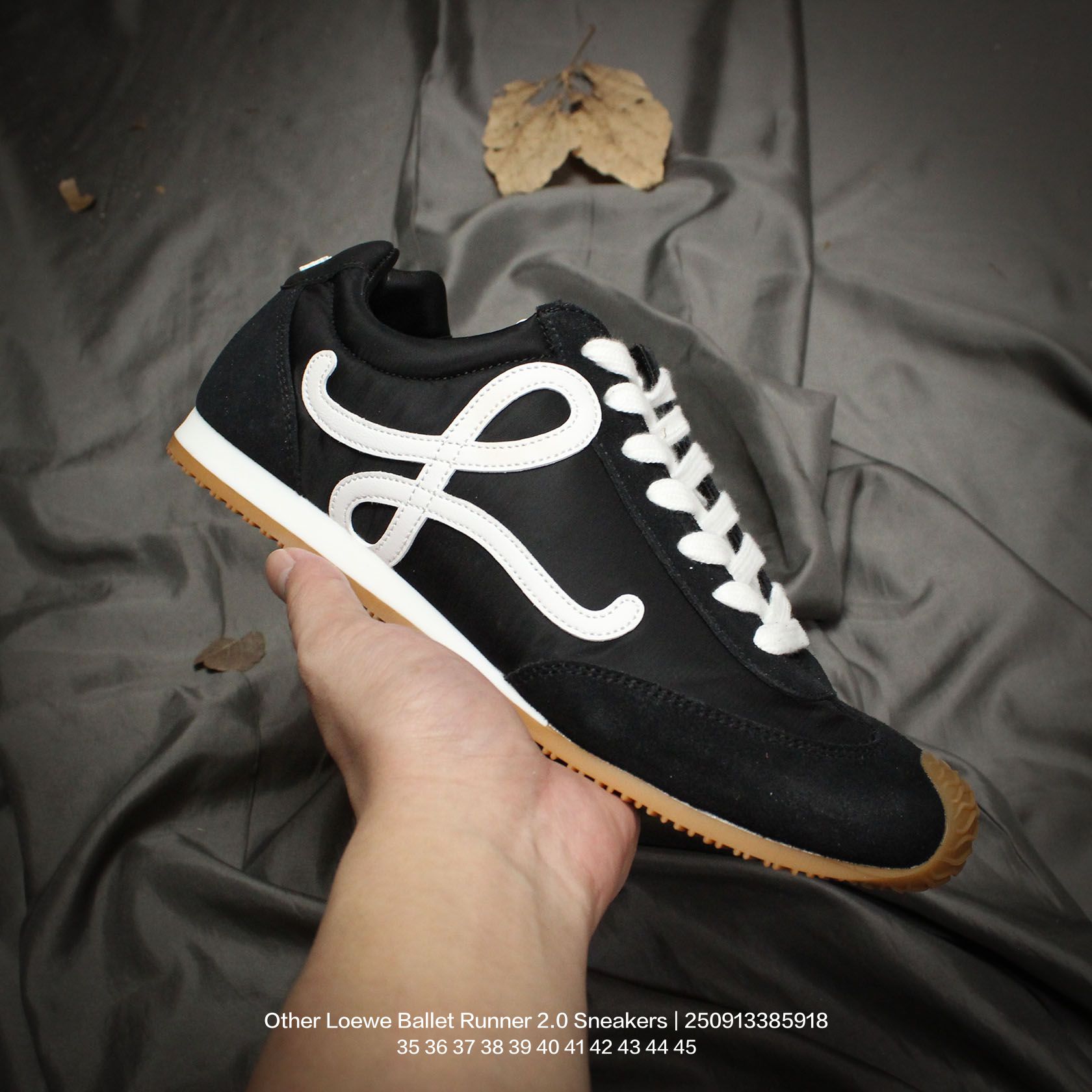 💰170
升级原楦型开发纸版，全手工拉帮工艺成型，采用反绒牛皮革拼接头层皮饰片鞋面材质，鞋身原装高密度防刮尼龙面料,极好柔软效果，双层乳胶缓震鞋垫，外部搭配轻量EVA缓震组合橡胶防滑片装外底❗️西班牙百年皮具奢华品牌/罗意威Loewe Ballet Runner 2.0 Sneakers 芭蕾舞2.0系列阿甘复古风德训薄底百搭休闲运动鞋 

类型：男女鞋
码数：35 36 37 38 39 40 41 42 43 44 45
编码：250913385.918