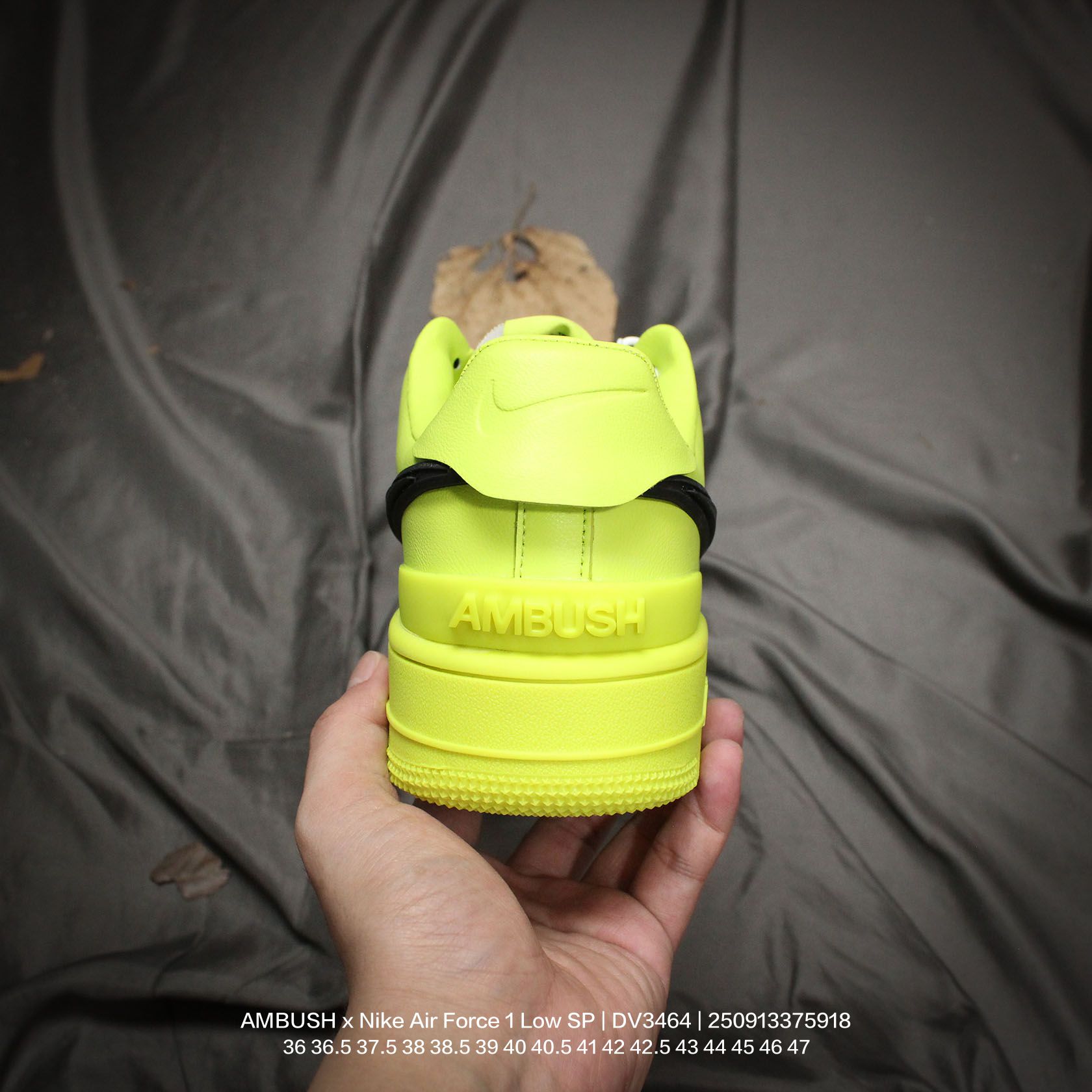 💰160
Nike/耐克 大空军大勾 男女鞋真标带半码,原楦原纸版数据开发版型,采用皮革鞋面材质,内里及脚垫猪皮贴附,缜密中底拉帮工艺,全新原数据开发加宽厚重橡胶大底❗重磅联名来了,再度携手韩裔美籍设计师Yoon Ahn主理时尚品牌AMBUSH x Nike Air Force 1 Low SP"Black/White"空军一号宽底版系列低帮百搭休闲运动板鞋“
DV3464
类型:男女鞋
码数:36 36.5 37.5 38 38.5 39 40 40.5 41 42 42.5 43 44 45 46 47
编码:250913375.918